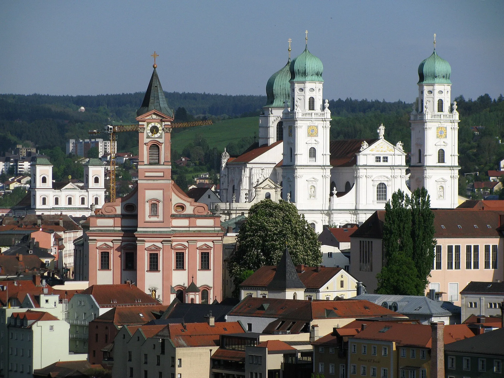 Photo showing: Altstadt von Passau mit der Kirche St. Paul und dem Dom St. Stephan.