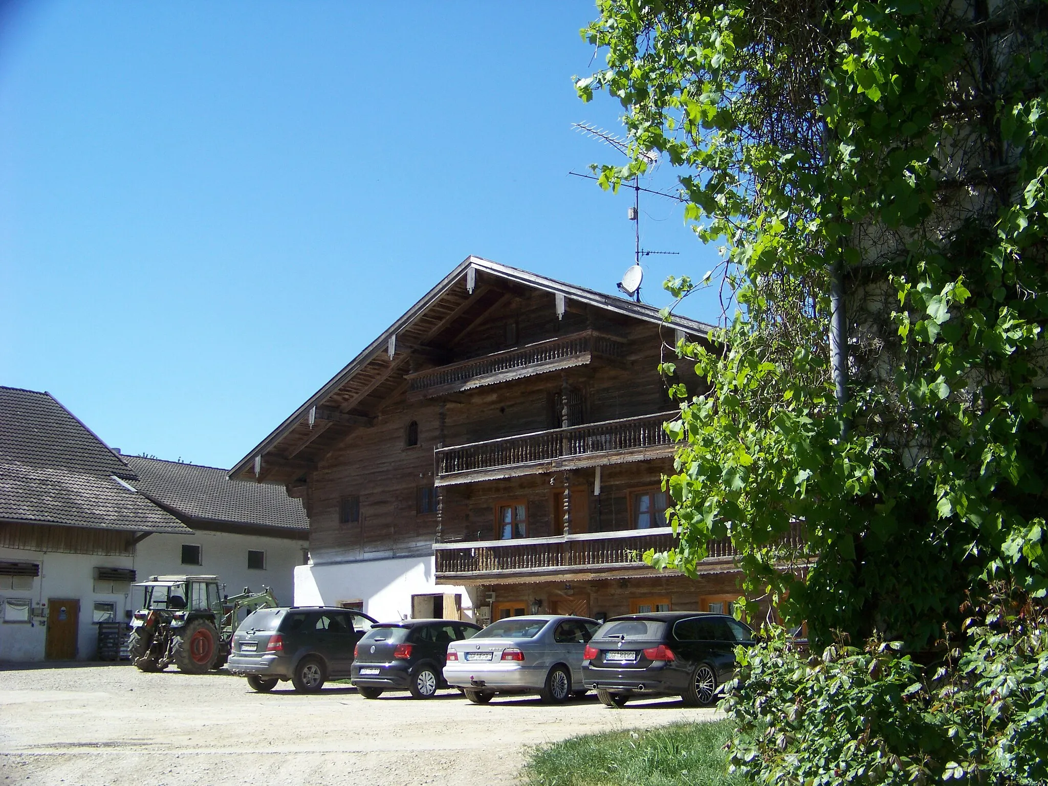 Photo showing: Landau an der Isar. Poldering, Walnußstrße 4. Bauernhaus. Zweigeschossiger Blockbau mit Flachsatteldach, drei Giebelschroten und reich geschnitzten Stützen, gemauerter Stall giebelseitig, zweite Hälfte 18. Jahrhundert.