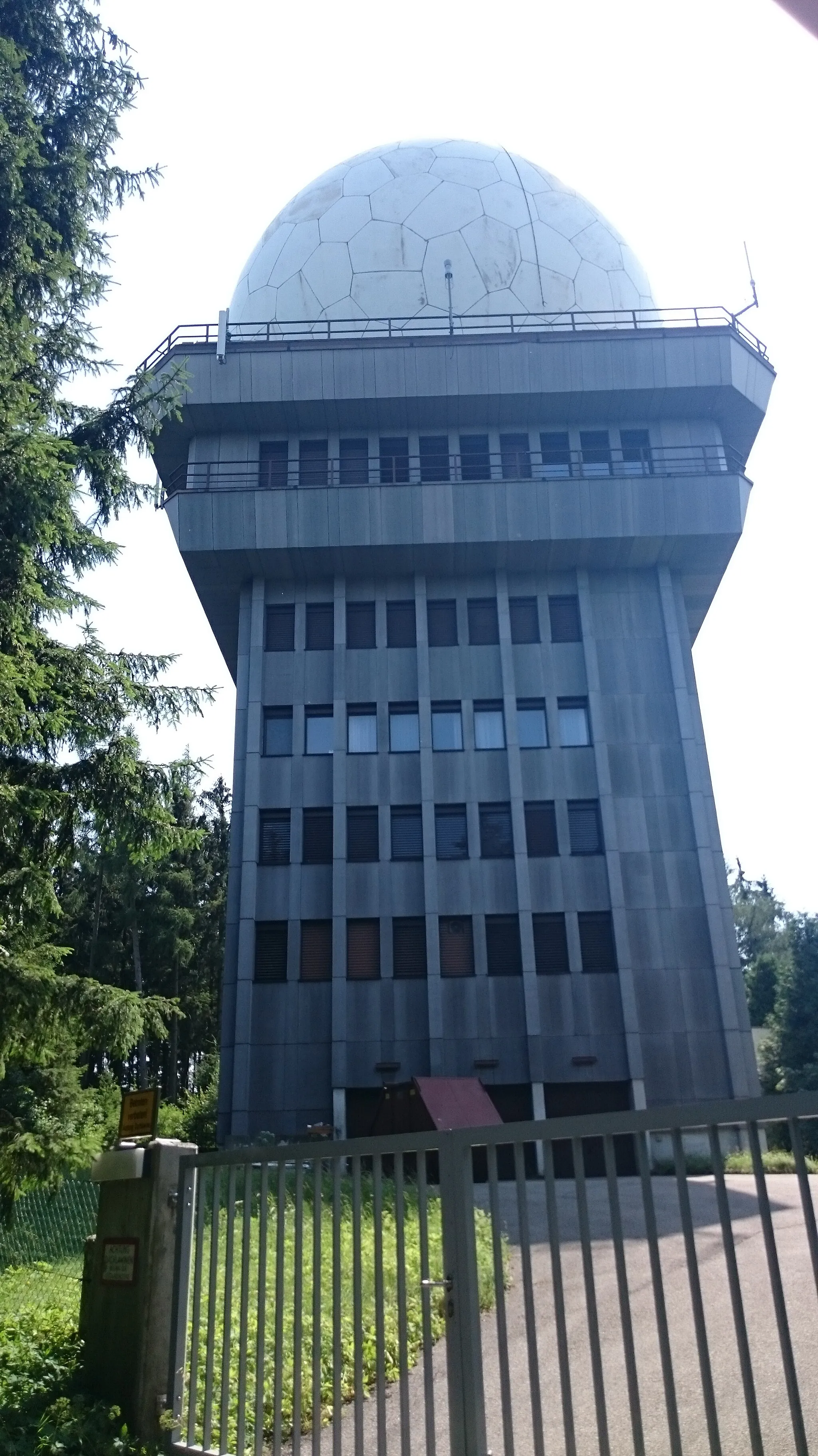 Photo showing: Die Radarstation am Feichtberg in der Gemeinde Kopfing im Innkreis, aufgenommen im Sommer 2015