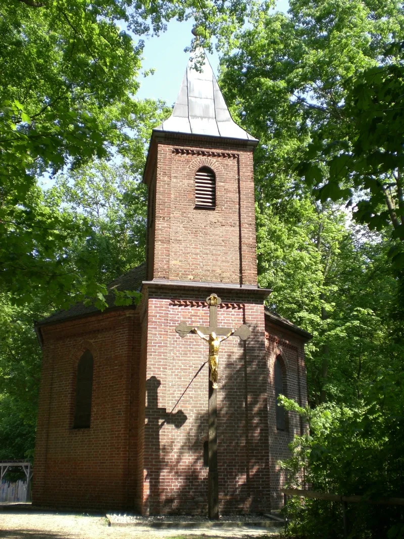 Photo showing: Lourdes-(auch Berg-)kapelle auf dem Kapellenberg in Ergoldsbach. Sie wurde 1895 auf Betreiben des Ortspfarrers Josef Igl errichtet.