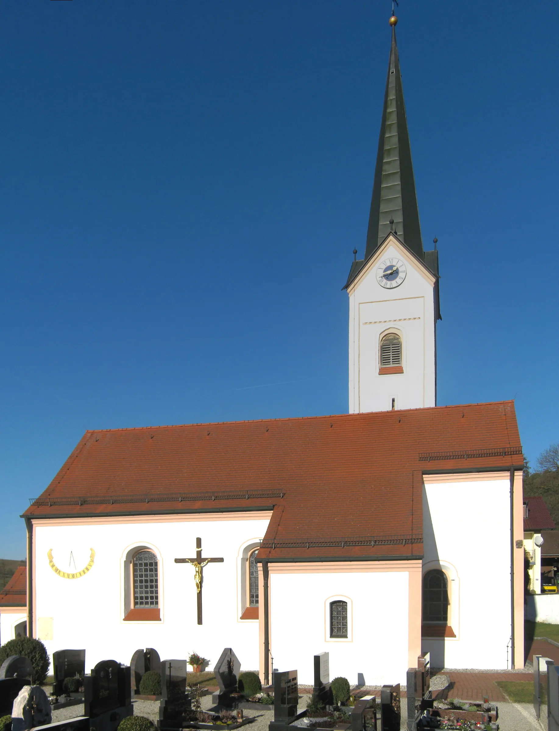 Photo showing: Kirche St. Laurentius in Frichlkofen, Gemeinde Gottfrieding, Niederbayern, Westansicht