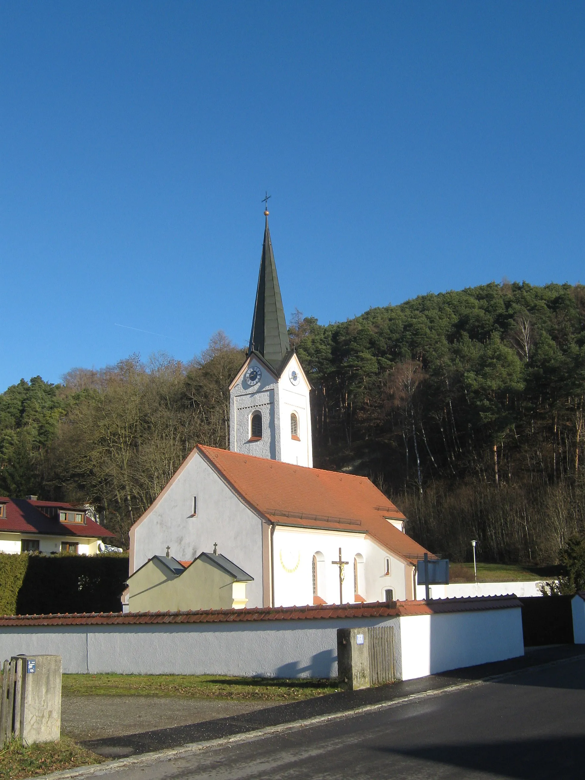 Photo showing: Kirche St. Laurentius in Frichlkofen, Gemeinde Gottfrieding, Niederbayern, Südansicht