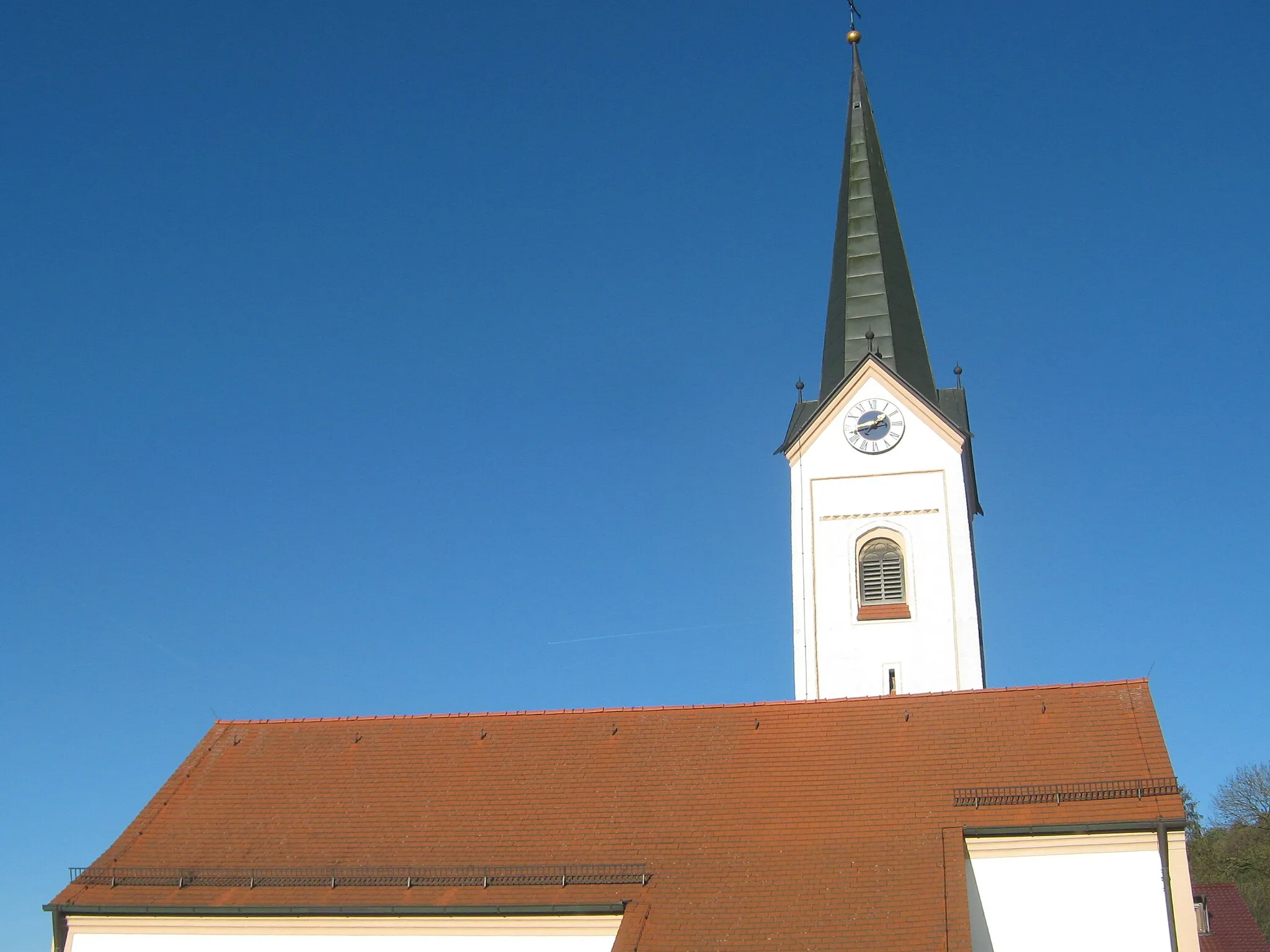 Photo showing: Kirche St. Laurentius in Frichlkofen, Gemeinde Gottfrieding, Niederbayern, Westansicht (oben)