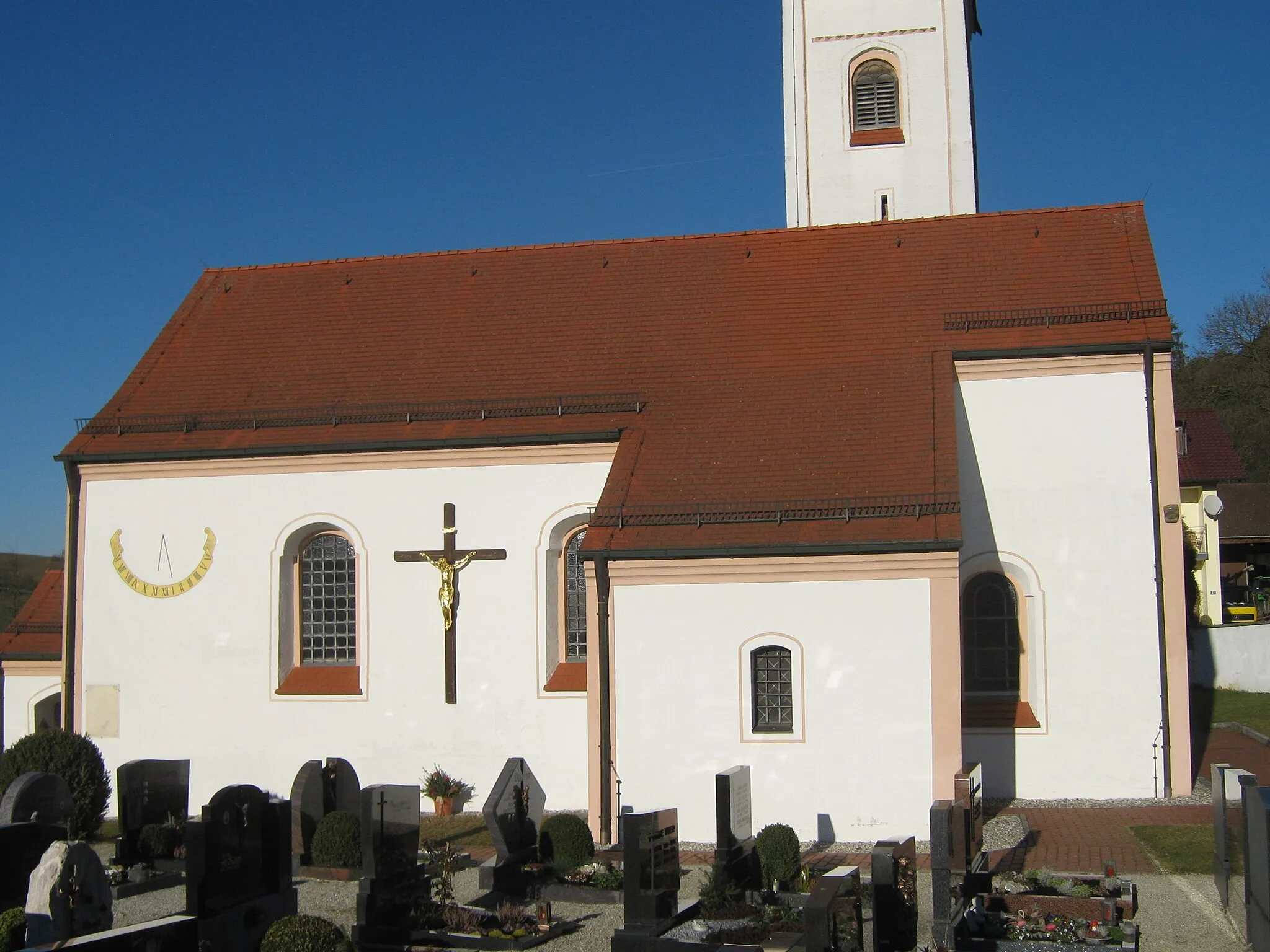 Photo showing: Kirche St. Laurentius in Frichlkofen, Gemeinde Gottfrieding, Niederbayern, Westansicht (unten)