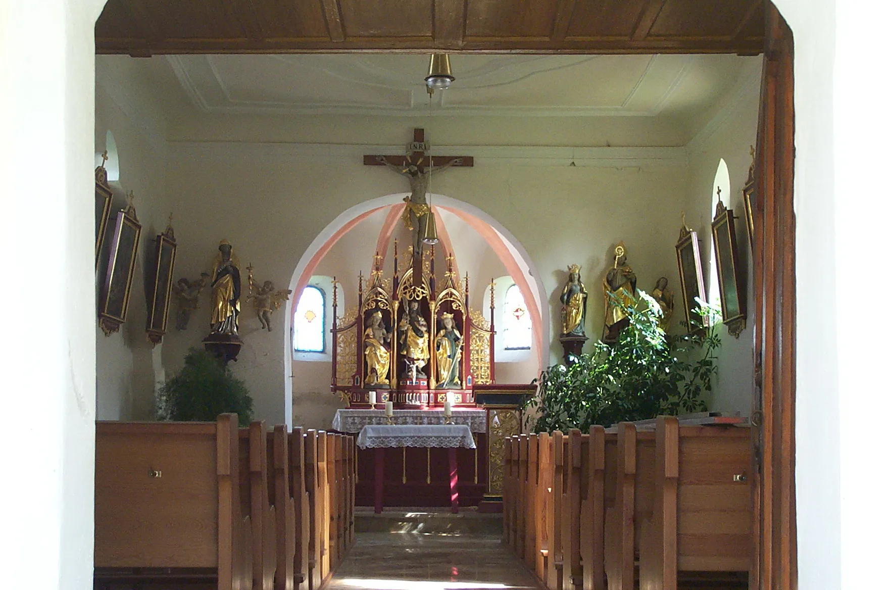 Photo showing: Niederharthausen 30. Katholische Filialkirche St. Johannes.
Verputzter Massivbau mit Satteldach, Vorbau und eingezogenem, polygonalem Chor.

Der Innenraum mit Flachdecke, Hohlkehle und Rahmenstuck. Der Chor ist eingewölbt. Altar neugotisch mit dem Kirchenpatron St. Johannes und den Seitenfiguren St. Sebastian und St. Barbara. Statt Seitenaltären befinden sich Figurengruppen beiderseits des Chorbogens. Links eine Madonna, rechts St. Barbara, St. Nikolaus u. St. Ursula. Bemerkenswerte Schöpfungen in neuer Fassung..