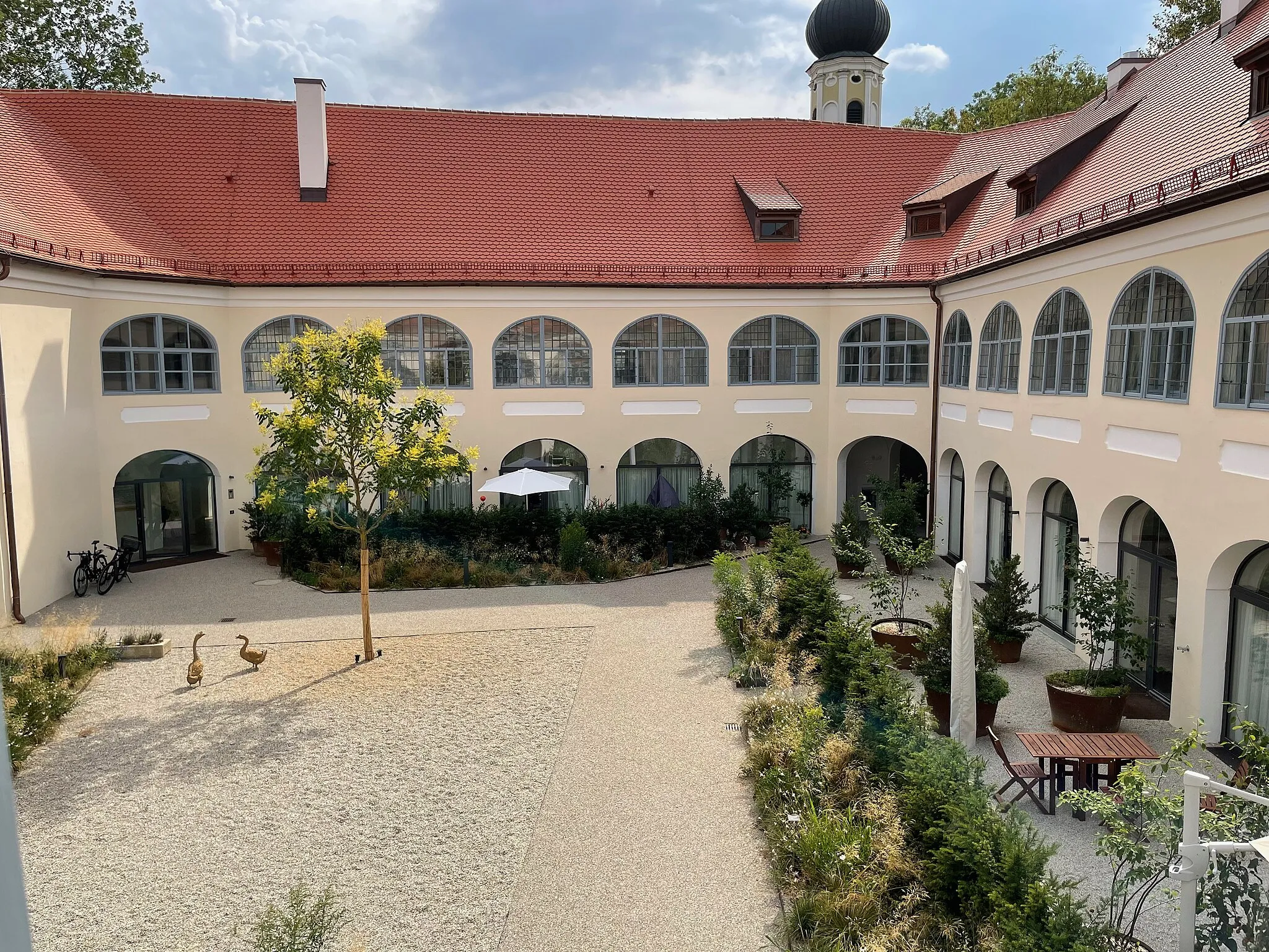 Photo showing: Arkardenhof Schloss Geltolfingen