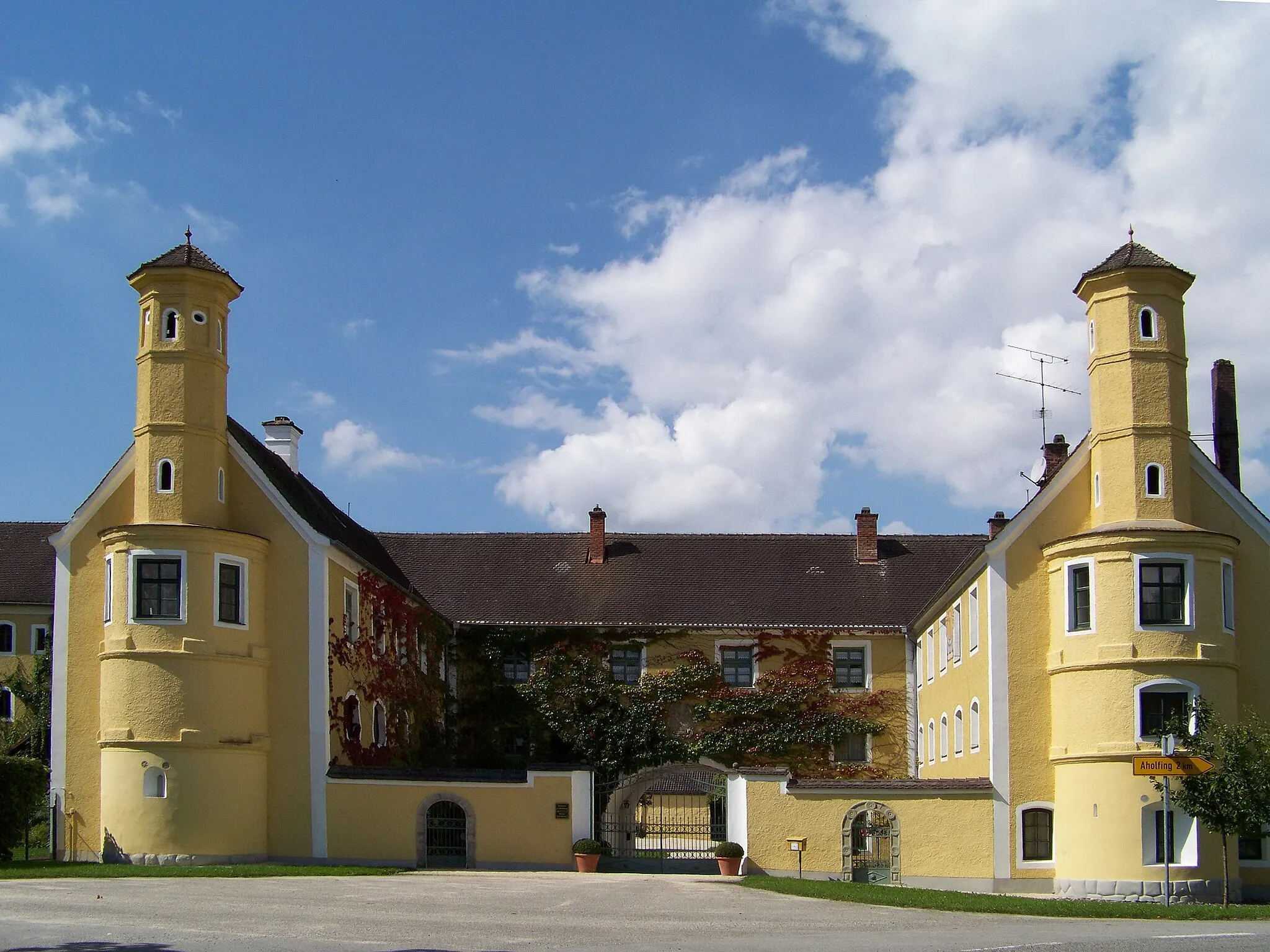 Photo showing: Aholfing, Puchhof 67. Schloss, Dreiflügelanlage, 1768 ff., im Südflügel romanische Schlosskapelle, Ende 12. Jahrhundert, profaniert; Schlosspark, Anlage der 1. Hälfte 19. Jahrhundert.