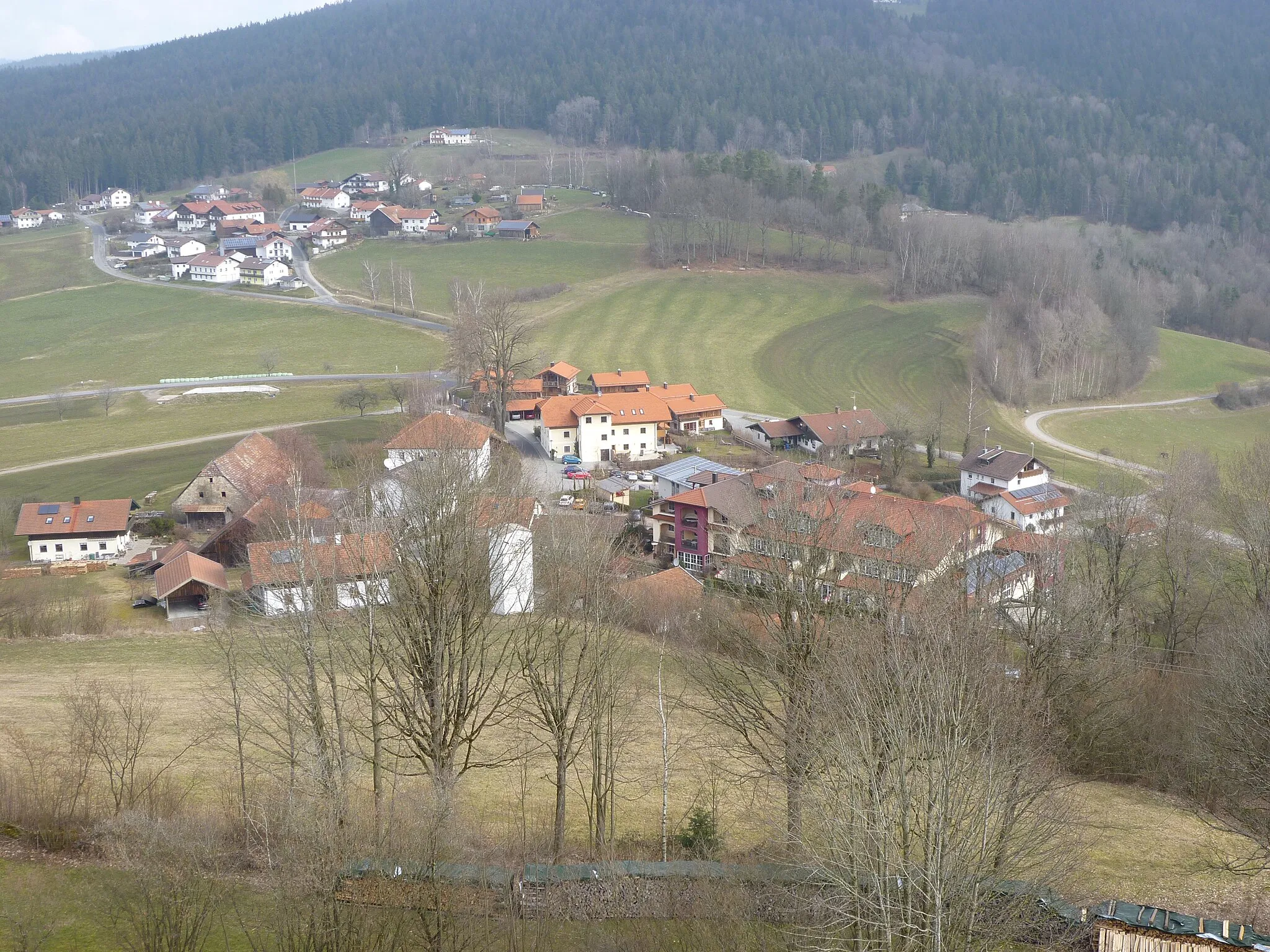 Photo showing: Blick von der Burganlage über die Ortschaft Neunußberg.
Neunußberg ist ein Stadtteil der niederbayerischen Stadt Viechtach, Landkreis Regen.