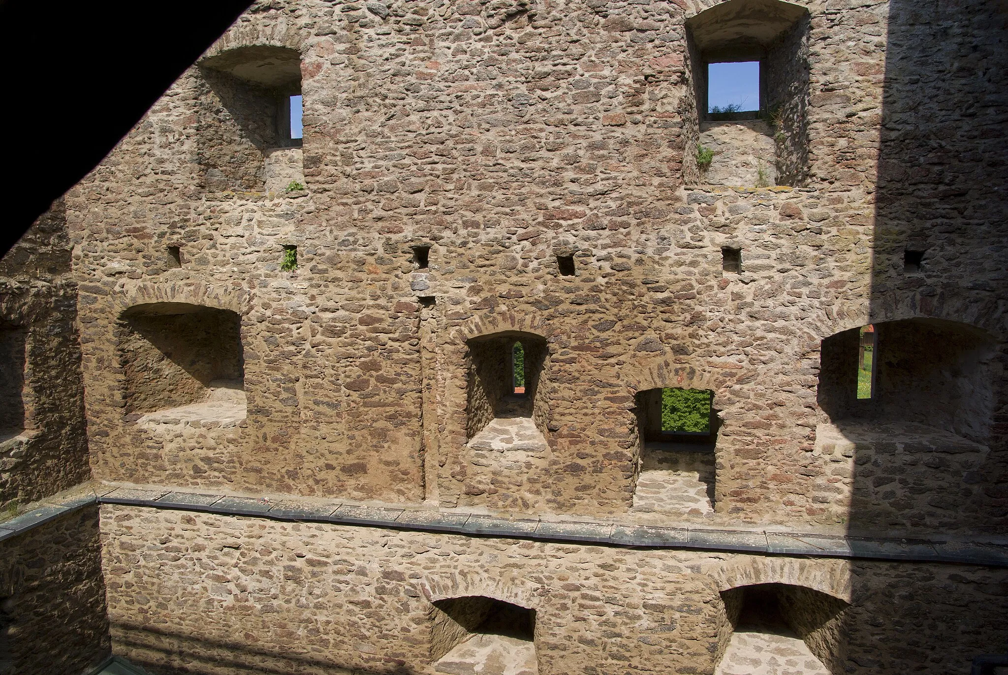 Photo showing: Innenseite der Mauern von Burg Neunußberg.