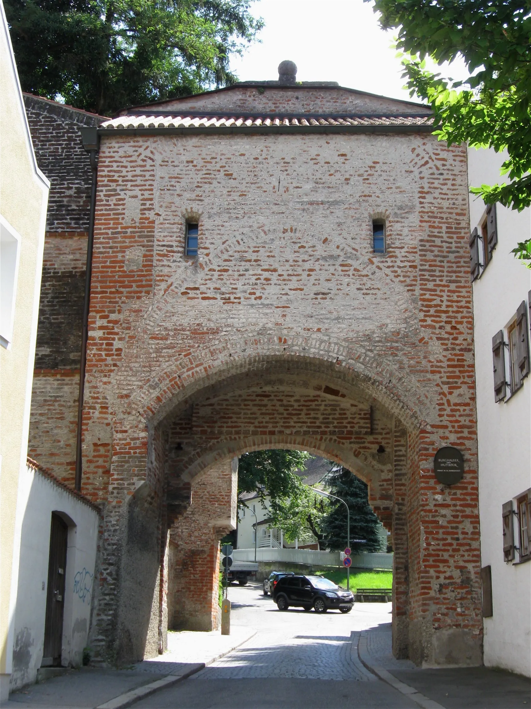 Photo showing: Alte Bergstraße; Burghauser Tor (Huetertor), spätgotische Toranlage der mittelalterlichen Stadtbefestigung, unverputzter Ziegelbau mit Wappen, 1. Hälfte des 14. Jh., um 1800 klassizistisch umgestaltet.