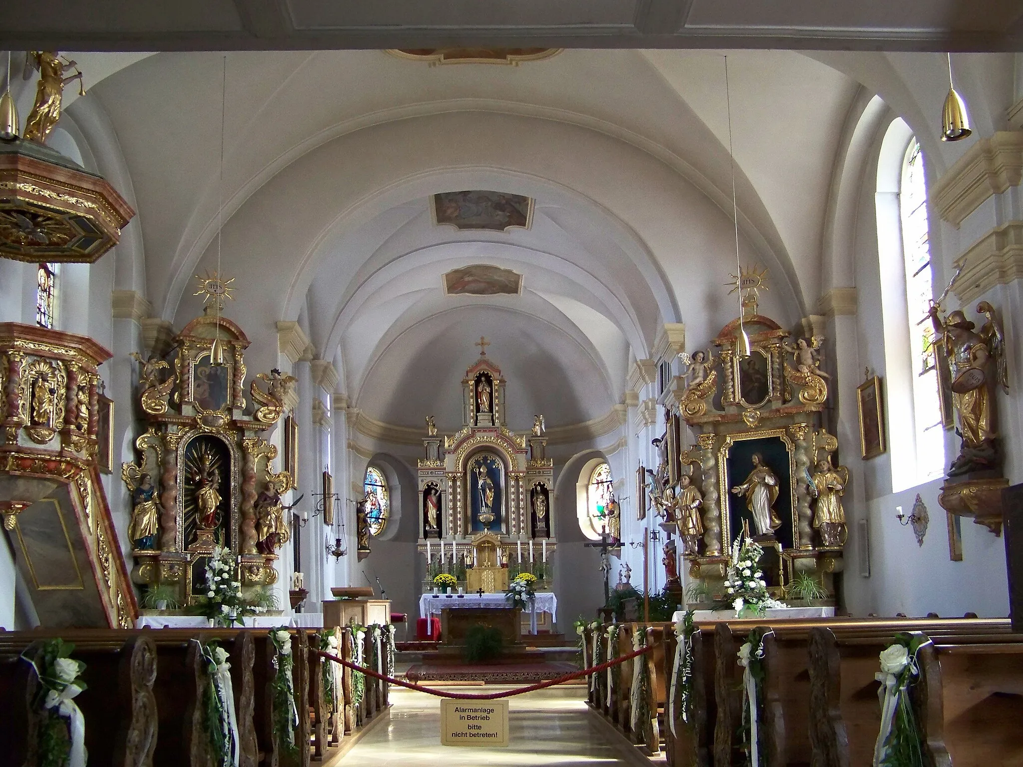 Photo showing: Weihmichl, Hauptstraße 24. Pfarrkirche St. Willibald. Saalkirche mit eingezogenem Chor, Langhaus und Chor barock, 1725/30. Langhaus mit drei Fensterachsen. Chor eingezogen mit zwei Jochen und Halbkreisschluss. Tonnengewölbe mit Stichkappen auf Pilastern.