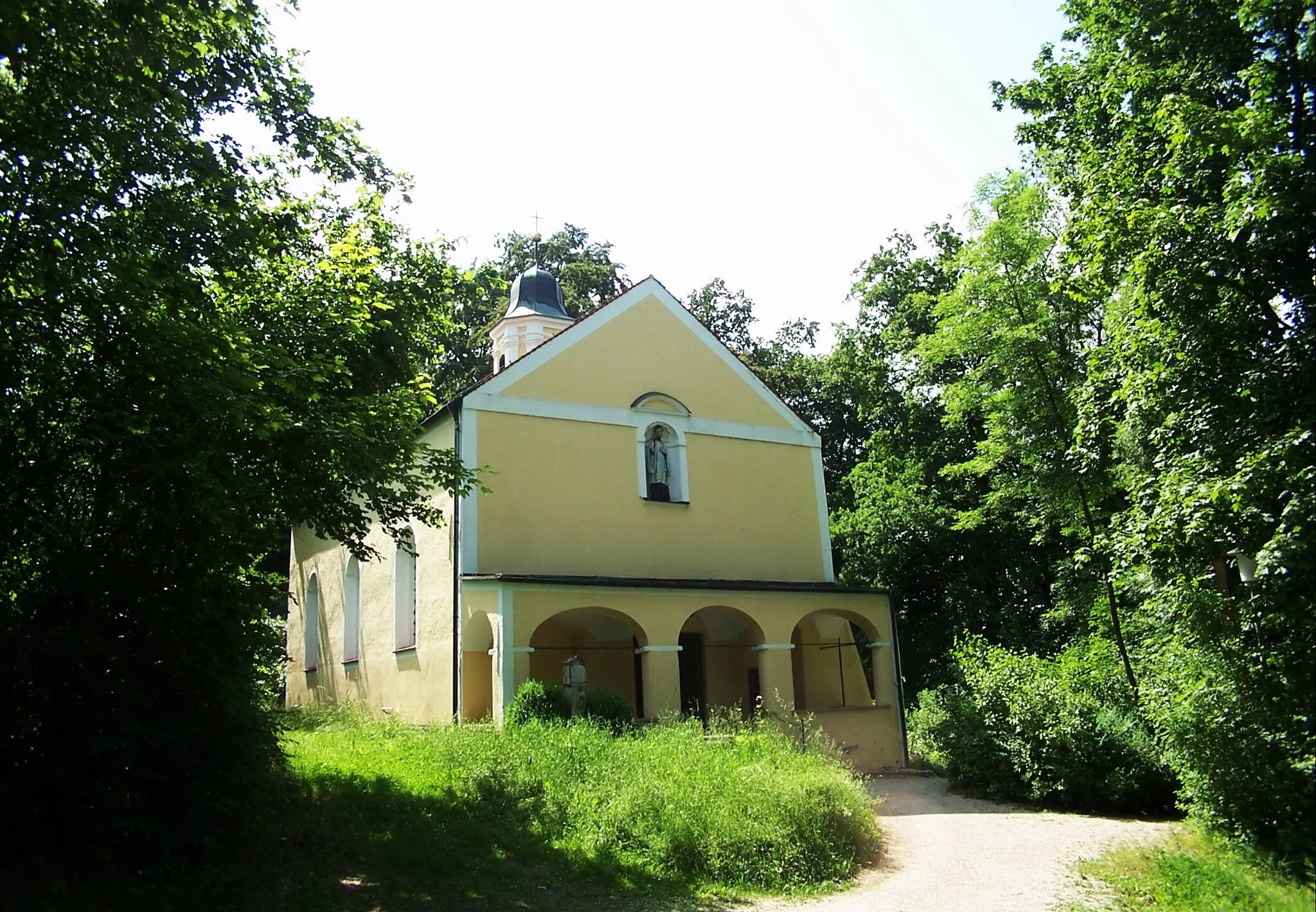 Photo showing: Pfeffenhausen, Landshuter Straße 7. Kath. Wallfahrtskirche zu Unserer Lieben Frau, Rokokobau, 1734-37; mit Ausstattung.