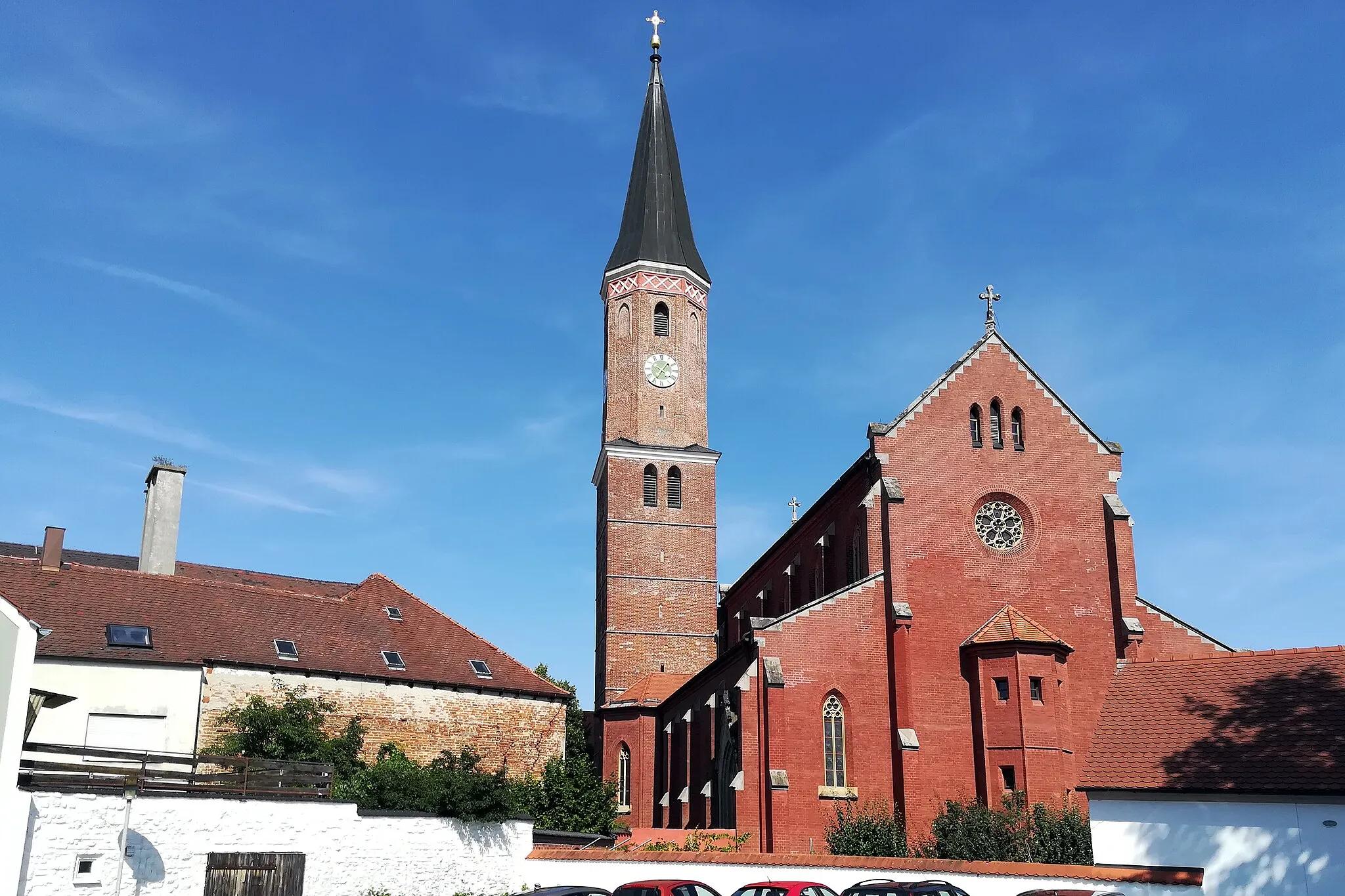 Photo showing: Die römisch-katholische Pfarrkirche St. Martin in Pfeffenhausen ist eine dreischiffige Basilika im Stile der Neugotik, erbaut von 1885 bis 1888.