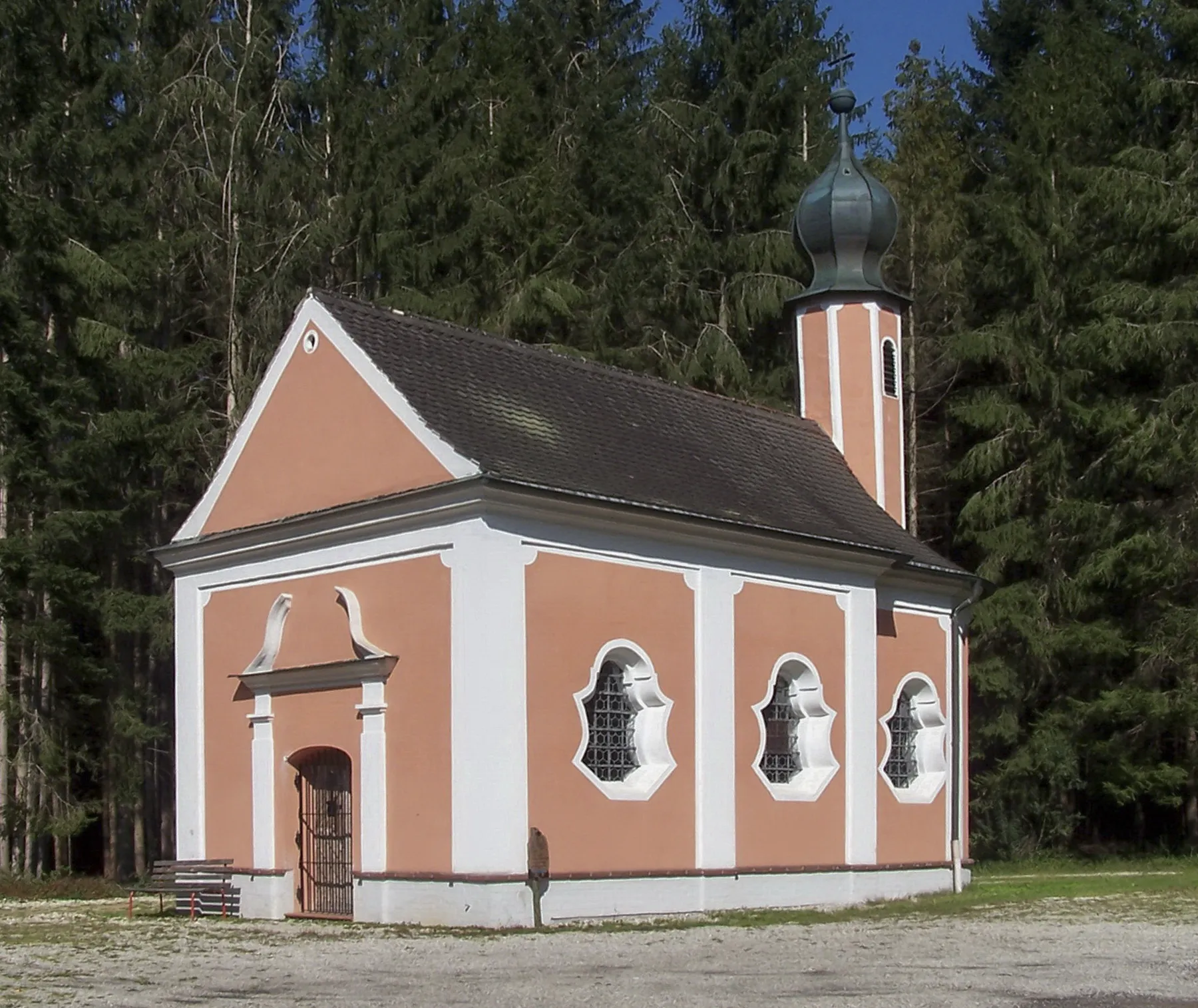 Photo showing: Essenbach, Oberröhrenbach. Kapelle "Zum Hergott auf der Wies". Barocker Bau von 1754; mit Ausstattung.