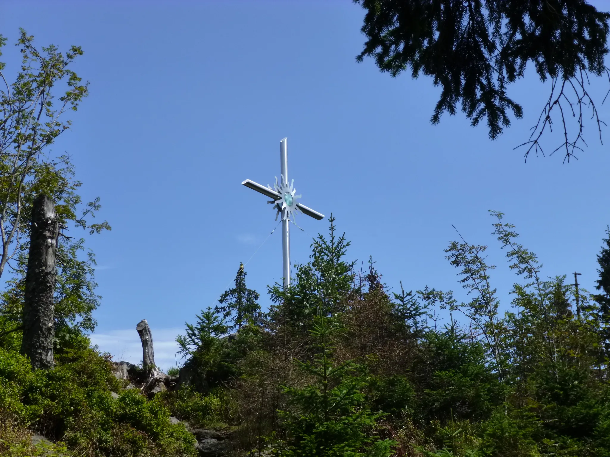 Photo showing: Das Metall-Gipfelkreuz am 1238 m hohen Schwarzeck, einem Gipfel auf der Wanderroute vom Kaitersberg zum Großen Arbergipfel