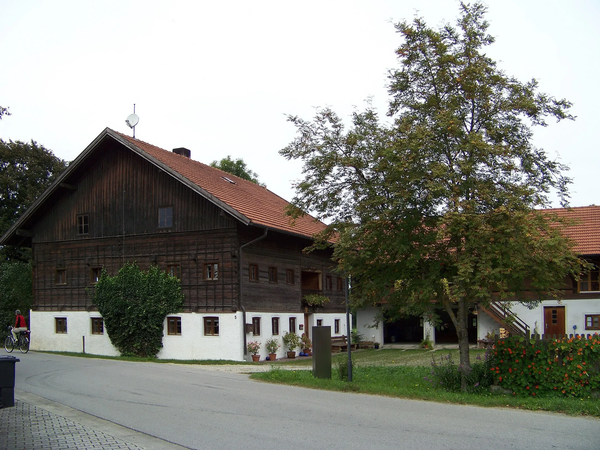 Photo showing: Triftern, Lengsham, Dorfstraße 5. Bauernhaus eines Dreiseithofes, mit Blockbau-Obergeschoss, 1. Hälfte 19. Jahrhundert, Dach um 1900 in Firstrichtung gedreht; Stallstadel, mit Ständerbohlenkonstruktion im Obergeschoss, 1. Hälfte 19. Jahrhundert.