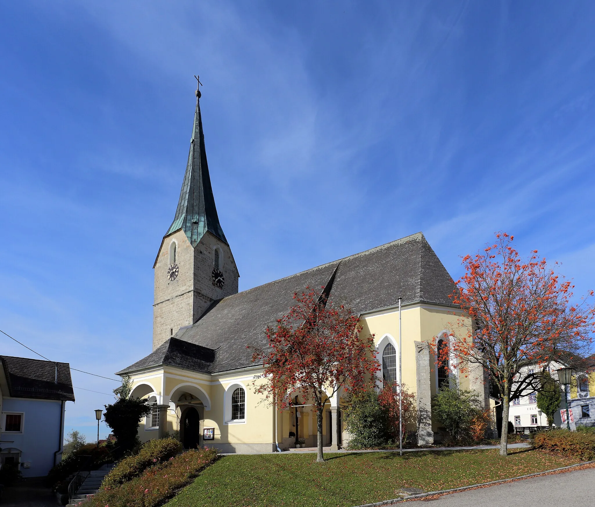 Photo showing: Südostansicht der katholischen Pfarrkirche hl. Dreifaltigkeit in der oberösterreichischen Gemeinde Andrichsfurt. Eine gotische Kirche aus der zweiten Hälfte des 15. Jahrhunderts mit einem einschiffigen, dreijochigen Langhaus und einem zweijochigen Chor. Südseitig wurde in der Mitte des 17. Jahrhundert ein dreijochiges Seitenschiff und Vorbauten auf toskanischen Säulen angebaut.