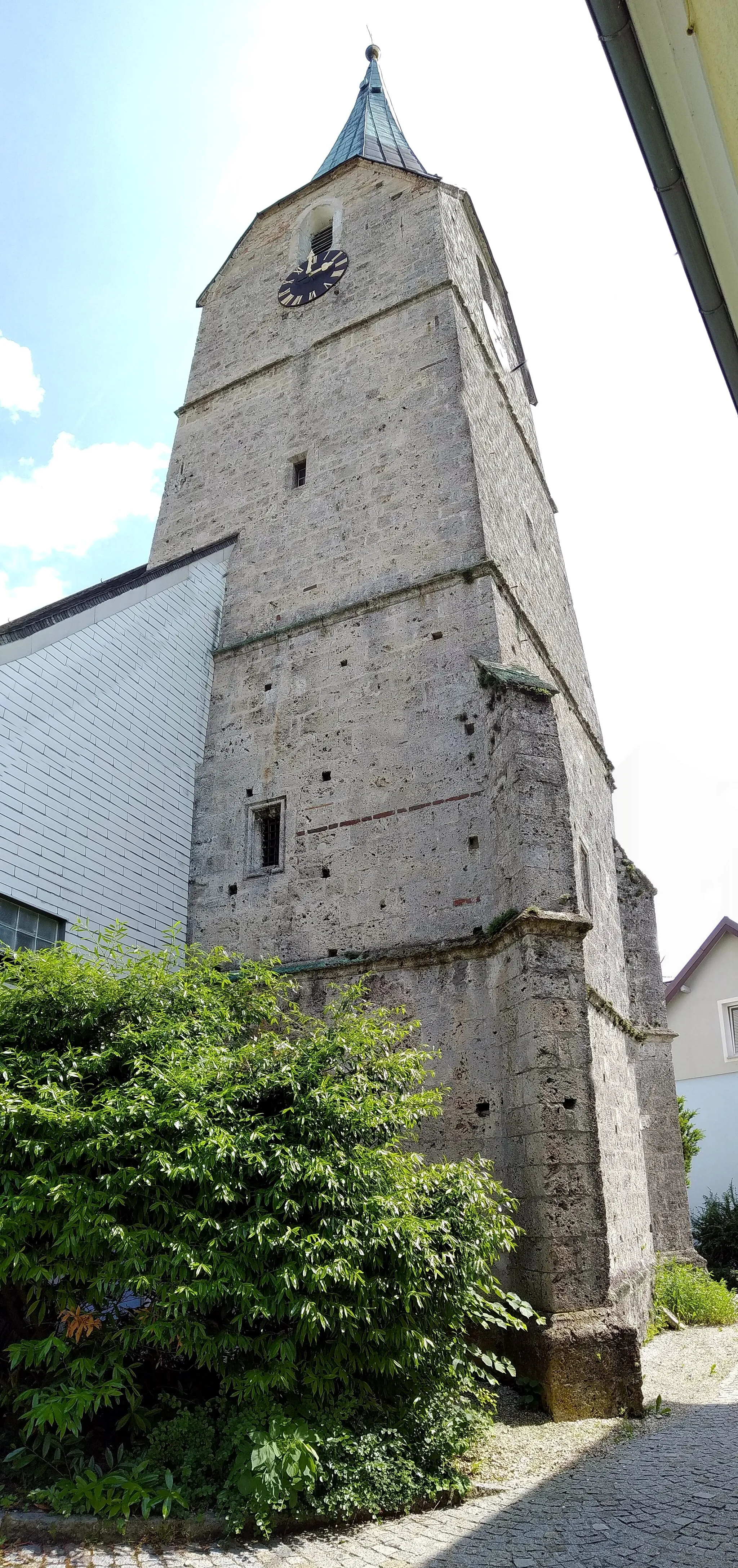 Photo showing: Andrichsfurt, Bezirk Ried im Innkreis - Pfarrkirche Hl. Dreifaltigkeit (gotisch, 15. Jh, um 1651 erweitert) - Westturm (spätgotisch)