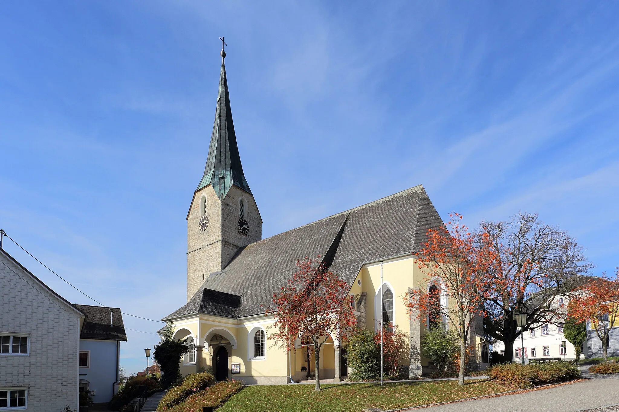 Photo showing: Südostansicht der katholischen Pfarrkirche hl. Dreifaltigkeit in der oberösterreichischen Gemeinde Andrichsfurt. Eine gotische Kirche aus der zweiten Hälfte des 15. Jahrhunderts mit einem einschiffigen, dreijochigen Langhaus und einem zweijochigen Chor. Südseitig wurde in der Mitte des 17. Jahrhundert ein dreijochiges Seitenschiff und Vorbauten auf toskanischen Säulen angebaut.