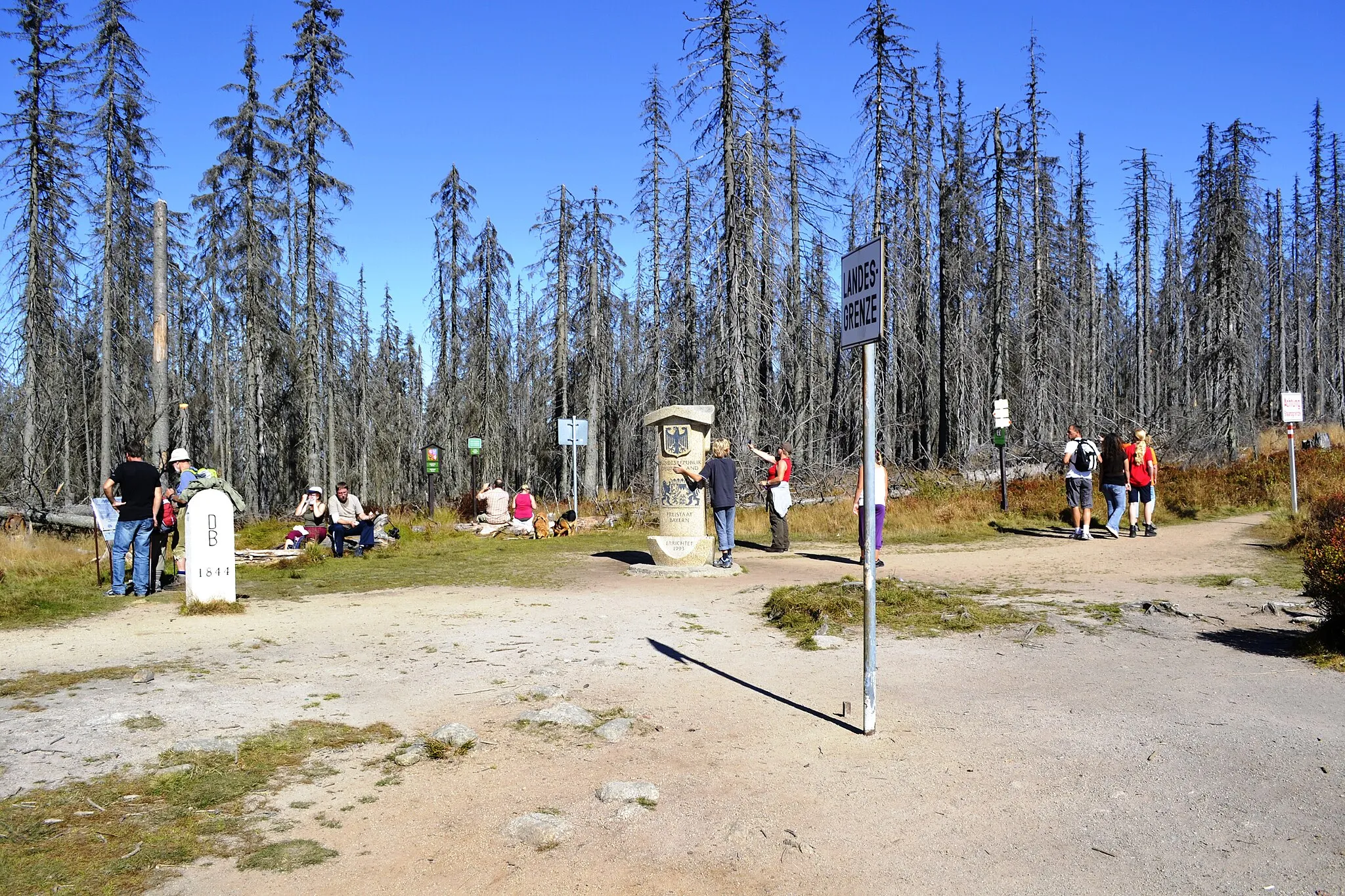 Photo showing: Touristen am Dreiländereck Tschechische Republik-Österreich-Deutschland auf dem Dreisesselbergkamm.