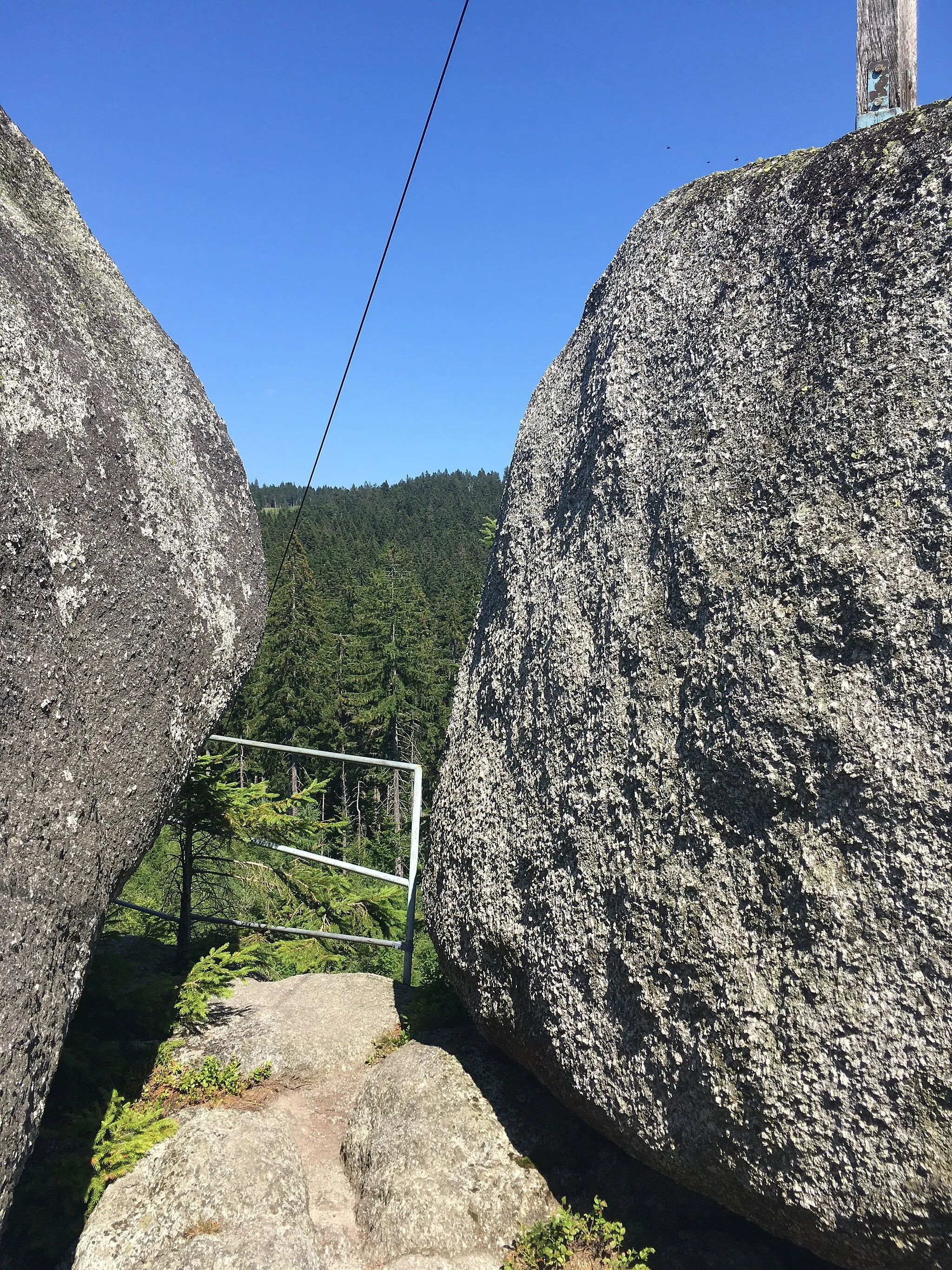 Photo showing: Teufelsschüssel in Schwarzenberg - Felsblöcke unter dem Gipfelkreuz