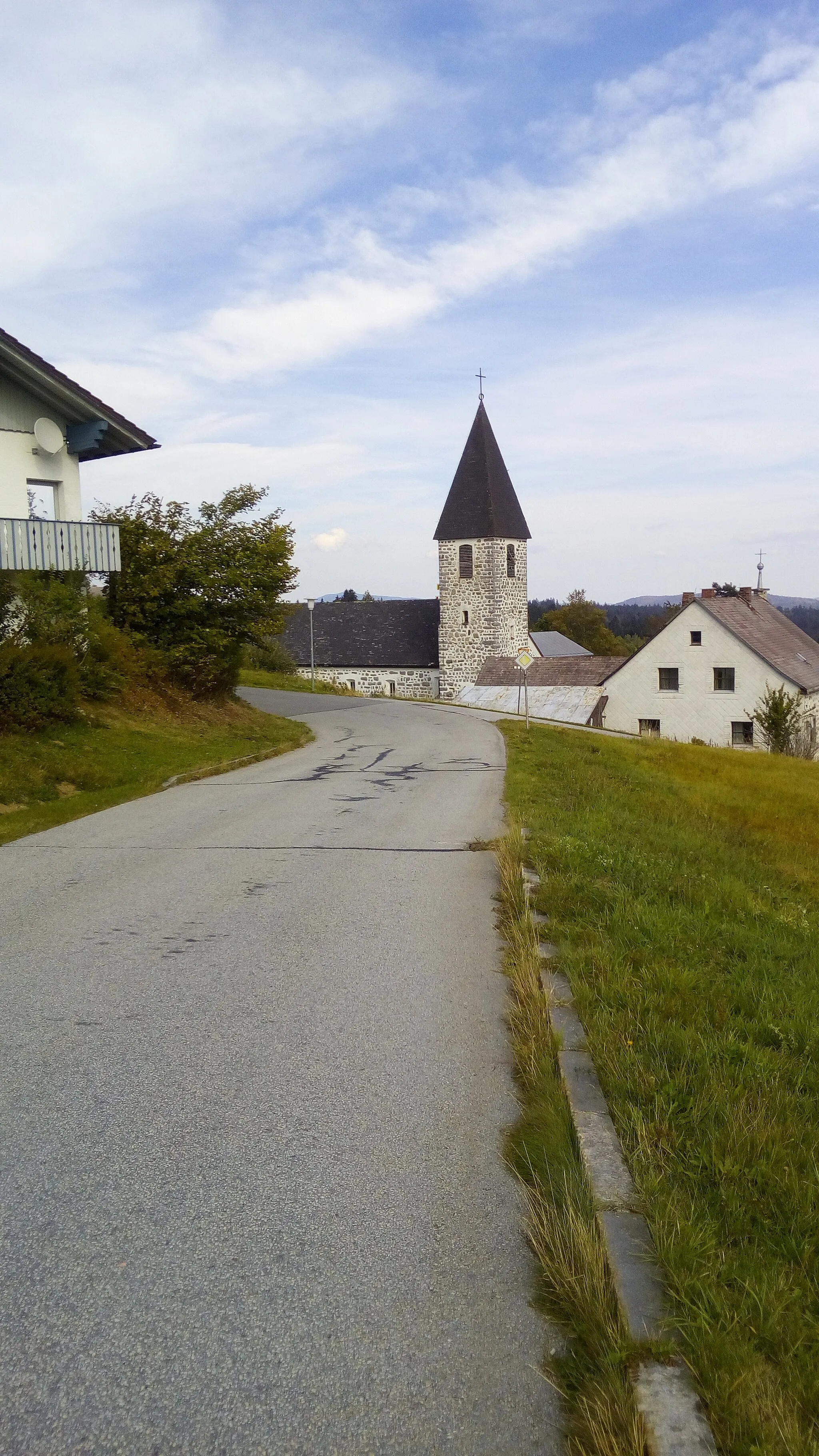 Photo showing: Pfarrkirche St. Karl Borromäus in Philippsreut, rechts im Bild das ehemalige Pfarrhaus.