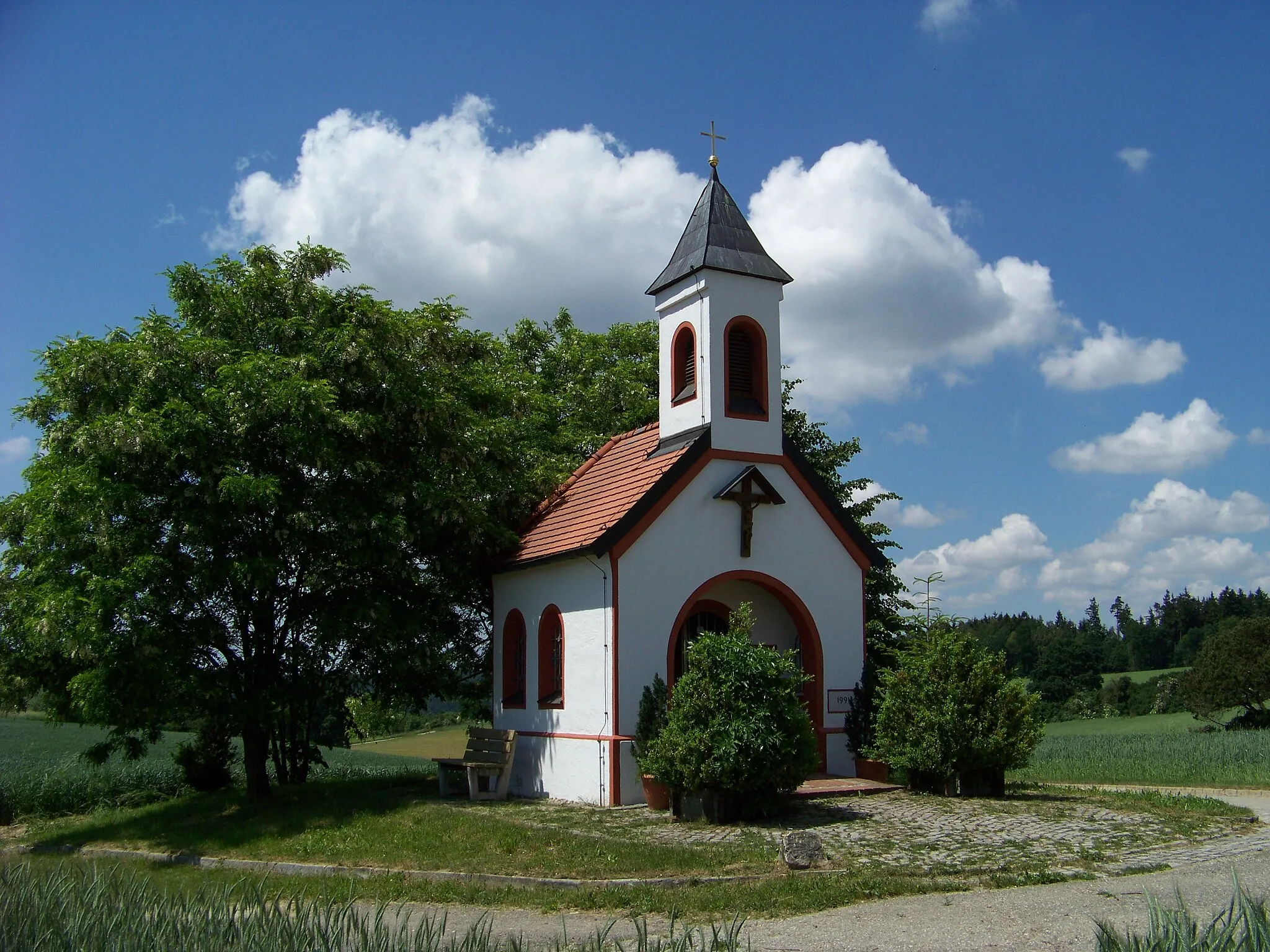 Photo showing: Altdorf, Nähe Gstaudach 2. Marienkapelle. Bau einer Kapelle im Jahre 1991 durch Handwerkerklassen der Berufsschule Landshut. Giebelständiger Bau mit quadratischem Dachreiter über dem rundbogigen Eingang.