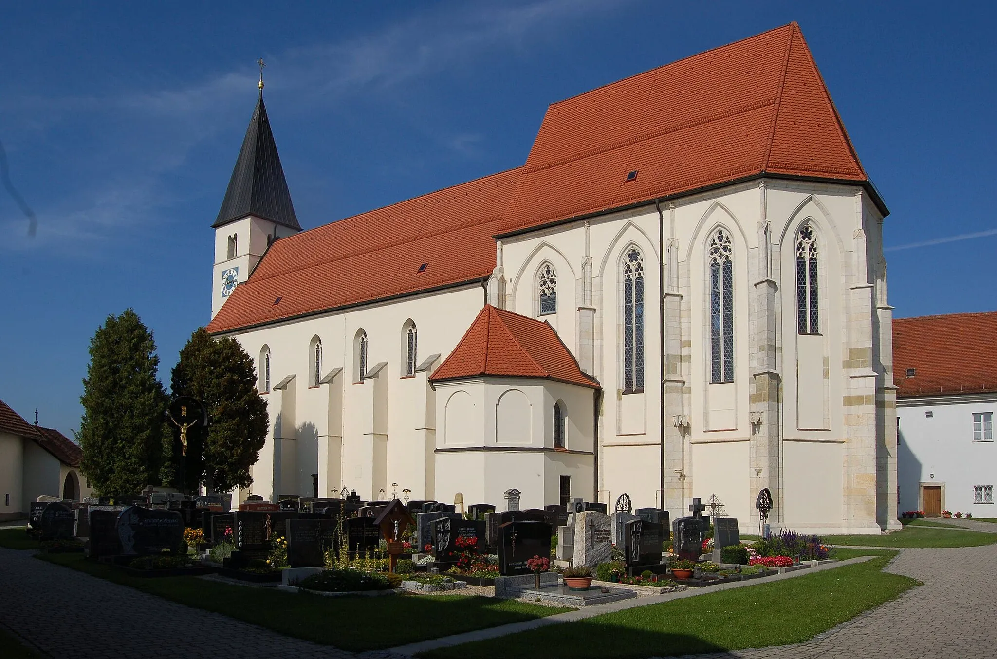 Photo showing: Ansicht der Wallfahrtskirche Sossau, in der Umgebung von Straubing.
Aufnahme aus dem Innenhof der Kirche, im Vordergrund ein Teil des Friedhofes