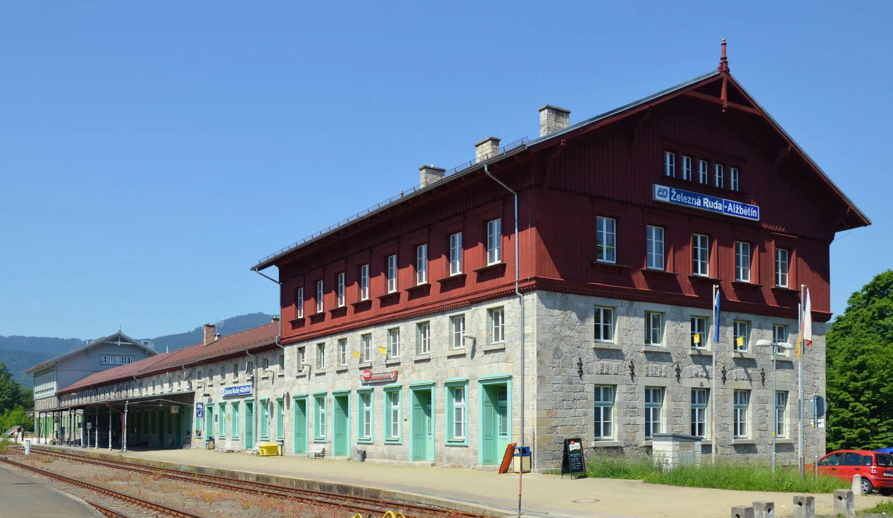 Photo showing: Bayerisch Eisenstein / Železná Ruda-Alžbětín train station, Czech wing in the front, German wing in the background.