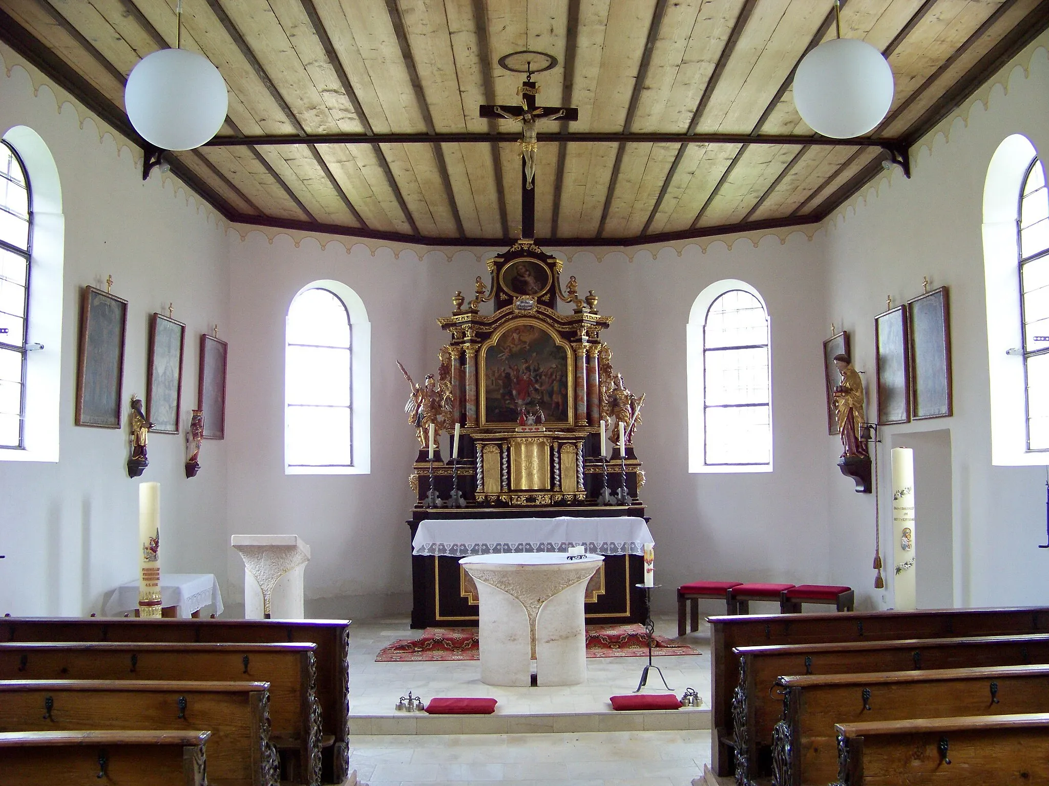 Photo showing: Dengkofen 2. Katholische Filialkirche St. Stephan. Saalbau mit Westturm, Neubau 1761; mit Ausstattung. Der nicht ausgeschiedene Chor ist mit drei Achteckseiten geschlossen. Durchlaufende Flachdecke. Einrichtung barock. Kreuzweg. Der Chor ist nicht wie bei den meisten Kirchen üblich nach Osten, sondern nach Nord-Osten ausgerichtet.