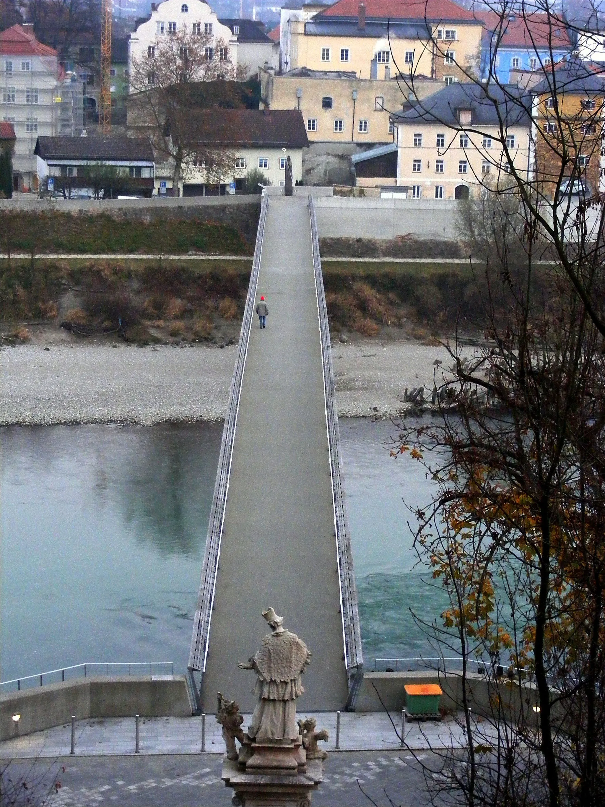 Photo showing: footbridge "Europasteg" between Oberndorf (state of Salzburg, Austria) and Laufen (Bavaria, Germany), view to Laufen