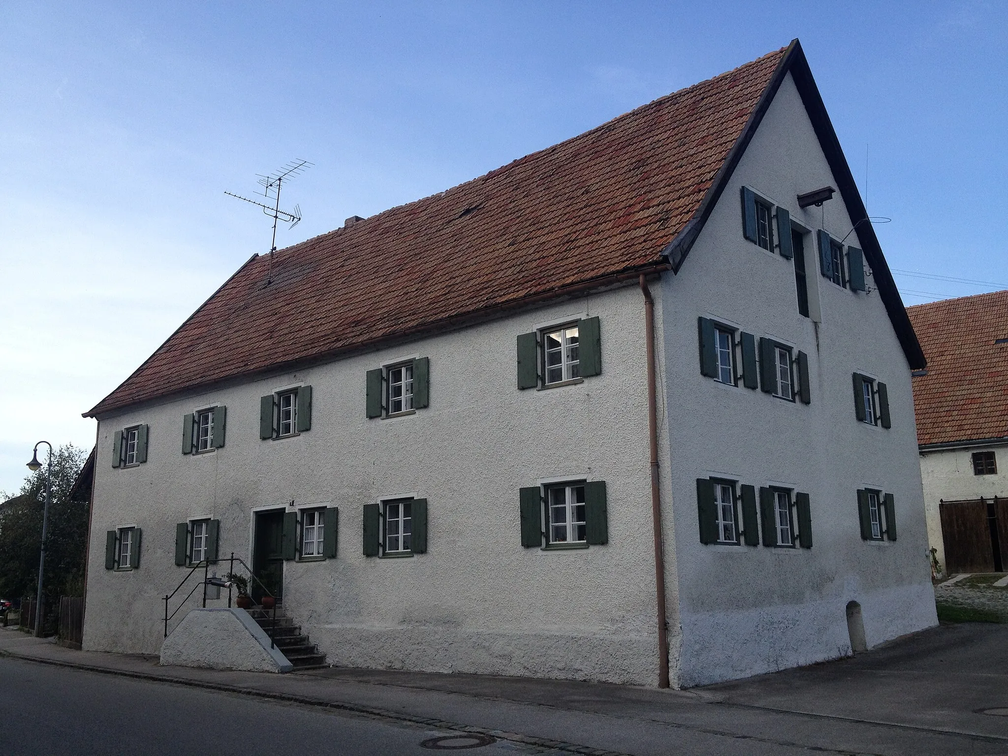 Photo showing: Wohnhaus der ehemaligen Wassermühle Schöngeising, zweigeschossiger Putzbau auf hohem Kellergeschoss mit Satteldach, im Kern 18. Jahrhundert, Umbau 1919;