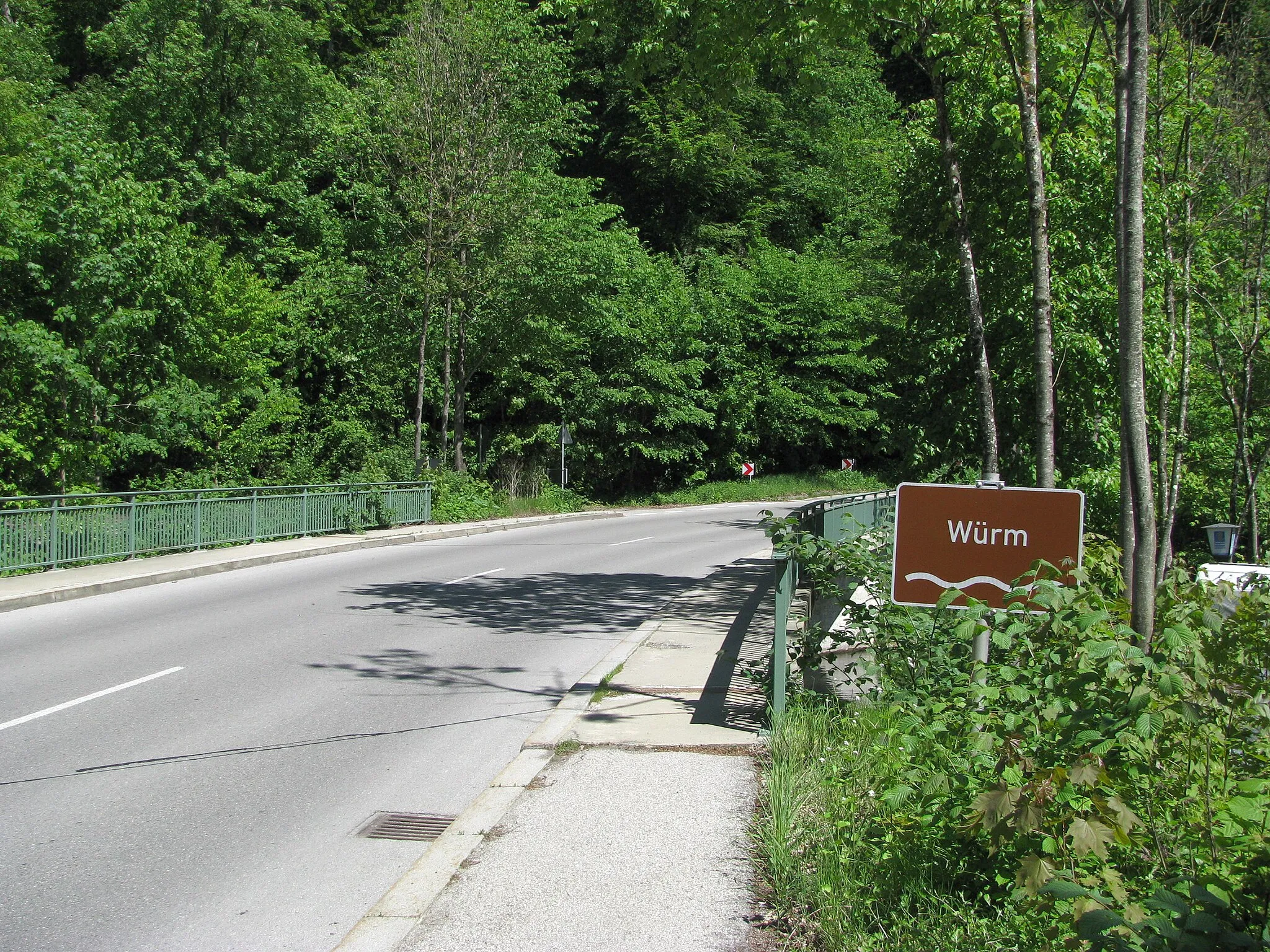 Photo showing: Staatsstraße 2063 über die Würmbrücke in Mühlthal, Stadt Starnberg.