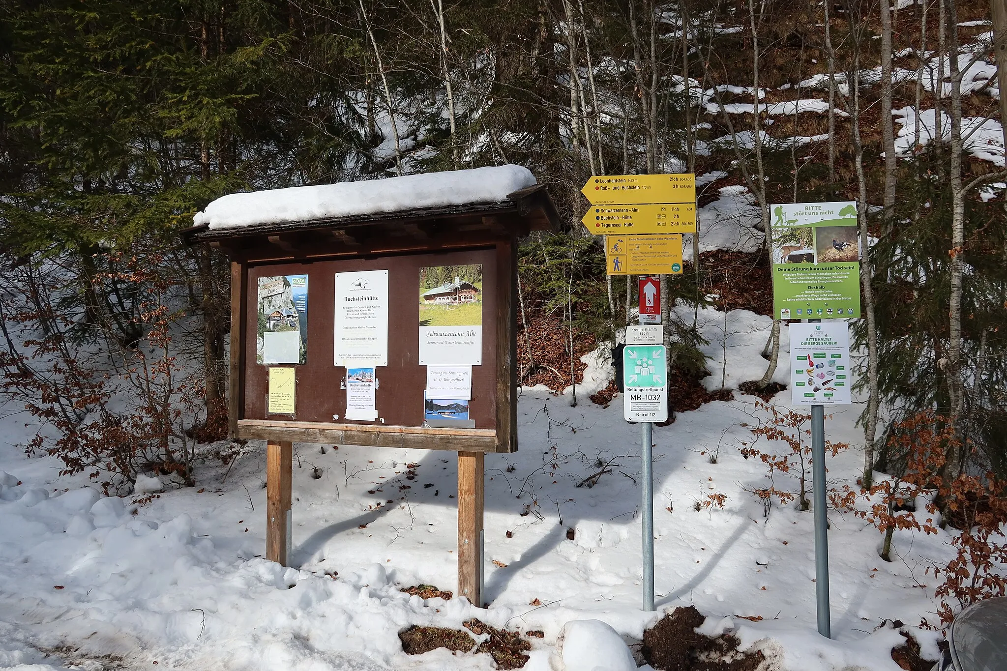 Photo showing: Wegweiser und Infotafel zur Schwarzentennalm, Buchstein- und Tegernseer Hütte am Alpenverein Weg 604