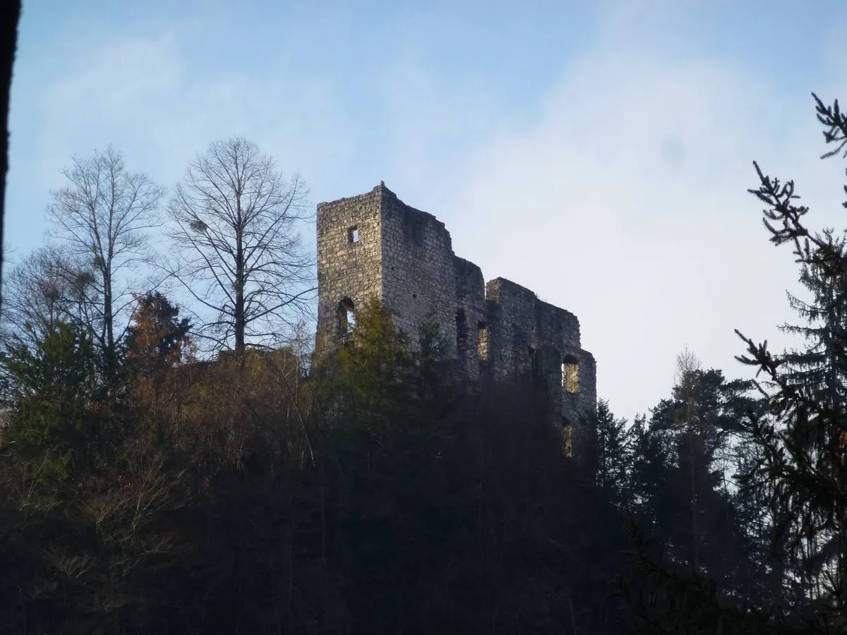 Photo showing: Ruine Karlstein in 83435 Bad Reichenhall This is a photograph of an architectural monument. It is on the list of cultural monuments of Bayern, no. D-1-72-114-182.