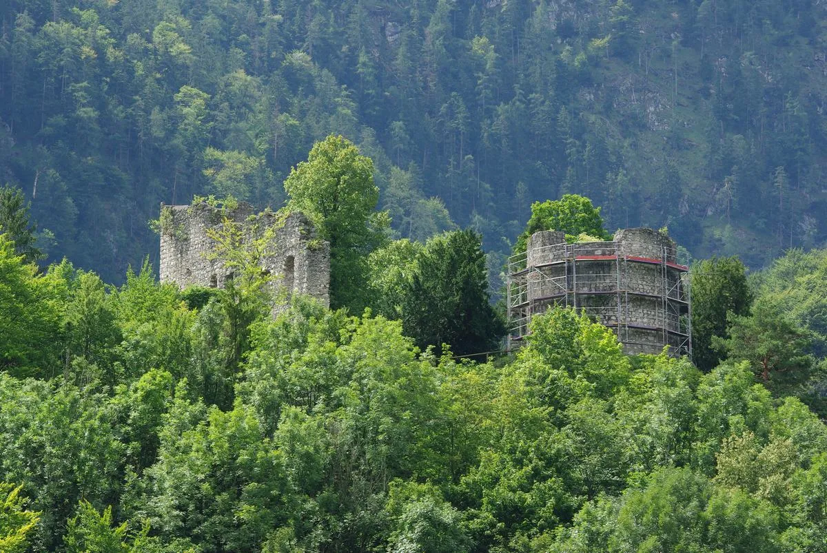 Photo showing: Schmalschlägerstraße, 83435 Bad Reichenhall, Burgruine Karlstein, während der Bauarbeiten III/IV/2012, Ansicht von Norden