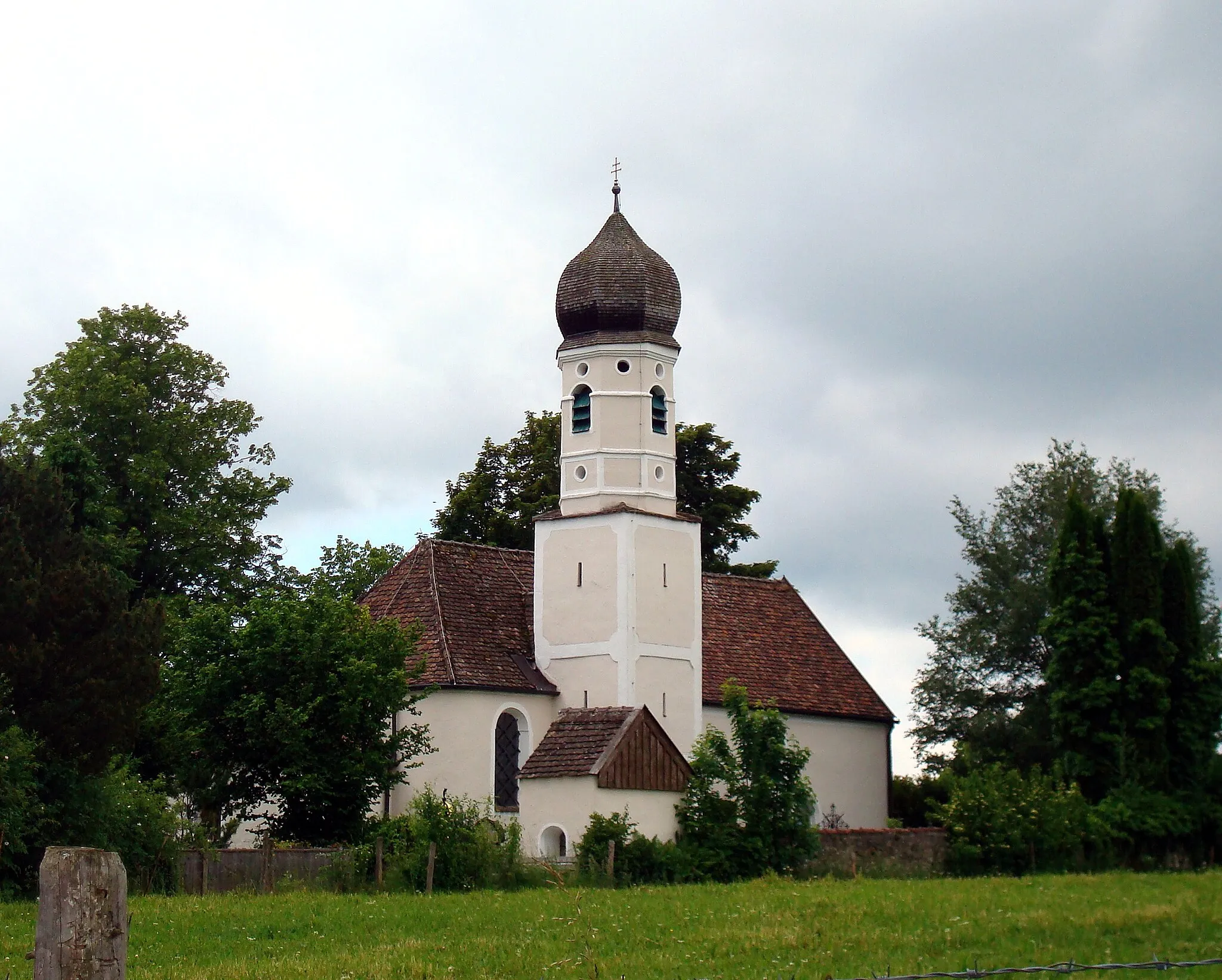 Photo showing: Tutzing, OT Oberzeismering 10. Die kleine Kirche St. Nikolaus steht auf der Ilkahöhe, einem Höhenzug südwestlich von Tutzing. Man nimmt an, dass ihre Gründung auf die Grafen von Andechs zurückgeht. Von einem Neubau wird 1523 berichtet, der 1723 renoviert und barockisiert wurde.[1]