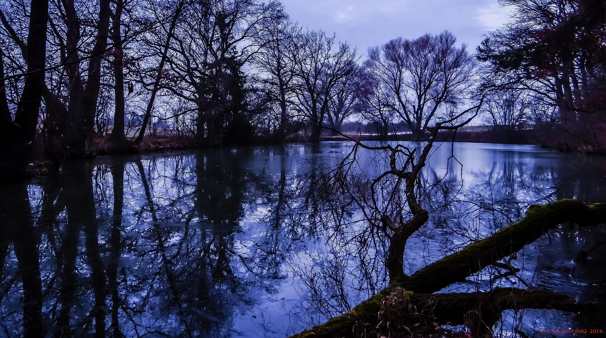 Photo showing: Germering, Dämmerung am Moorsee im Feuchtbiotop Parsberg