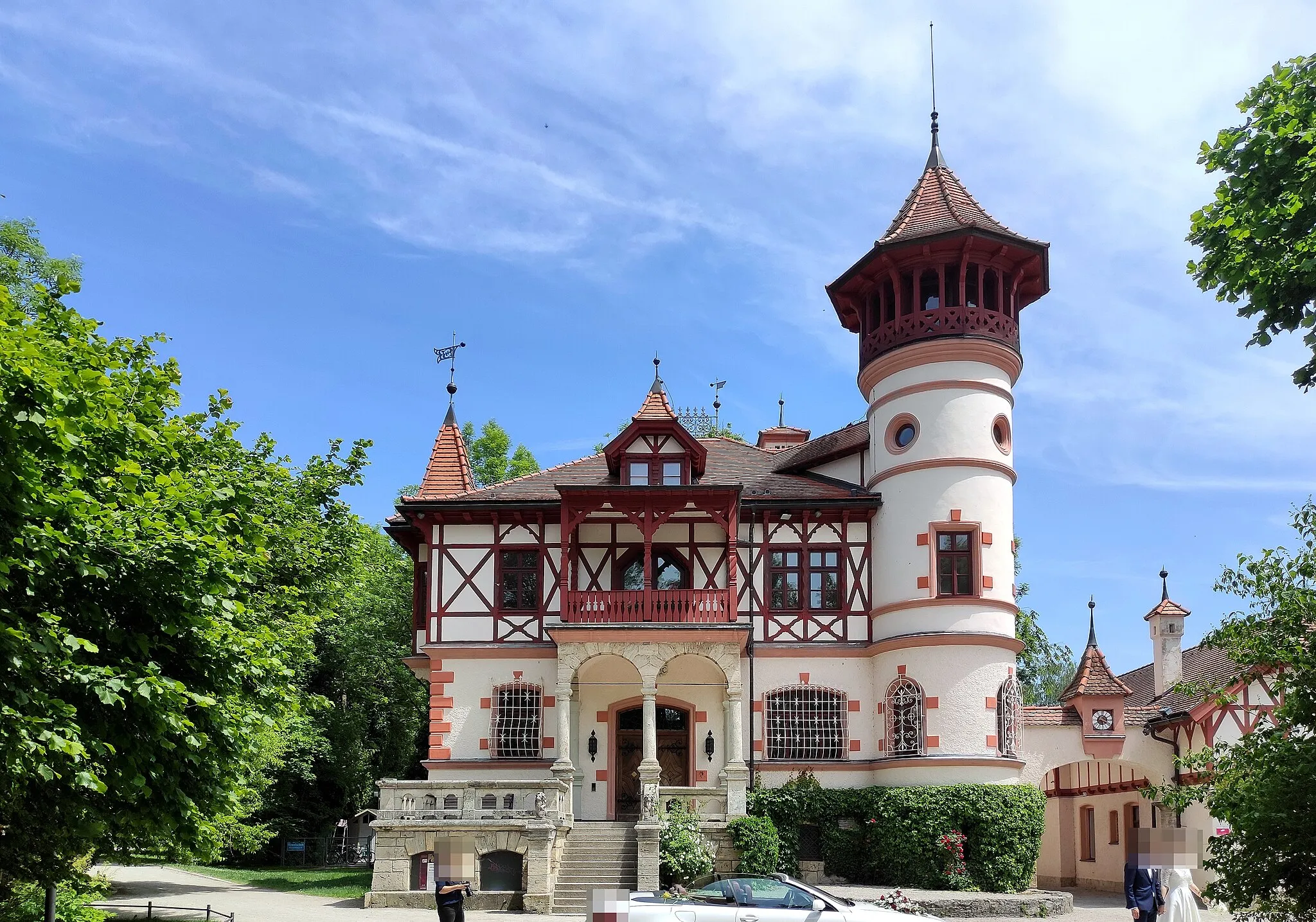 Photo showing: Reich gegliederter Neurenaissance-Bau mit Eckturm, Loggia, Terrasse mit Freitreppe an der Seeseite, Zierfach- und Bundwerk, Walmdach mit Gauben und Zierkaminen, erbaut für den Maler Ludwig Scheuermann, 1888/89; erdgeschossiges Nebengebäude mit Halbwalmdach, gleichzeitig; Parkanlage, gleichzeitig, Baumbestand zum Teil älter.