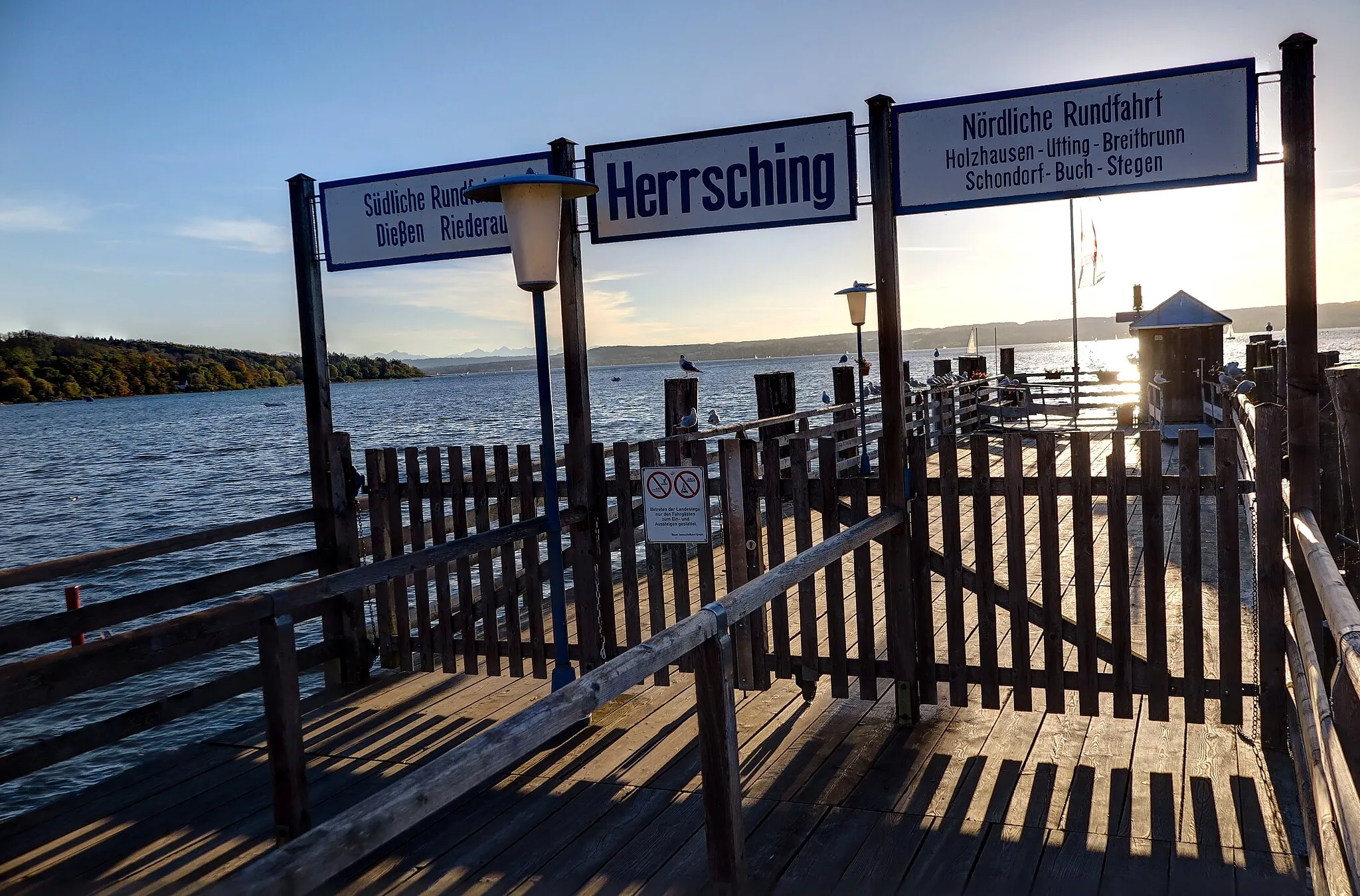 Photo showing: Deutschland, Bayern, Oberbayern, Landkreis Starnberg, Gemeinde Herrsching am Ammersee, Dampfersteg der Bayerischen Seenschifffahrt