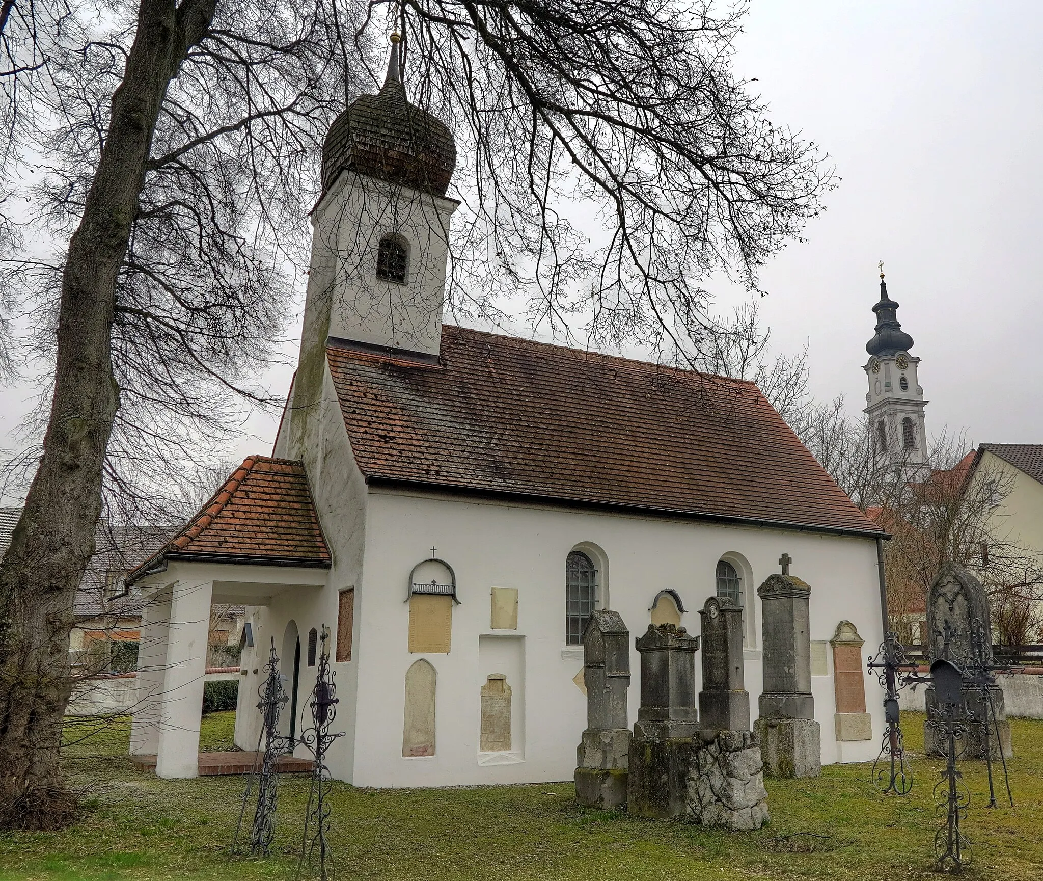 Photo showing: Kriegergedächniskirche in Altomünster, im Hintergrund die Kirche St. Alto, Landkreis Dachau