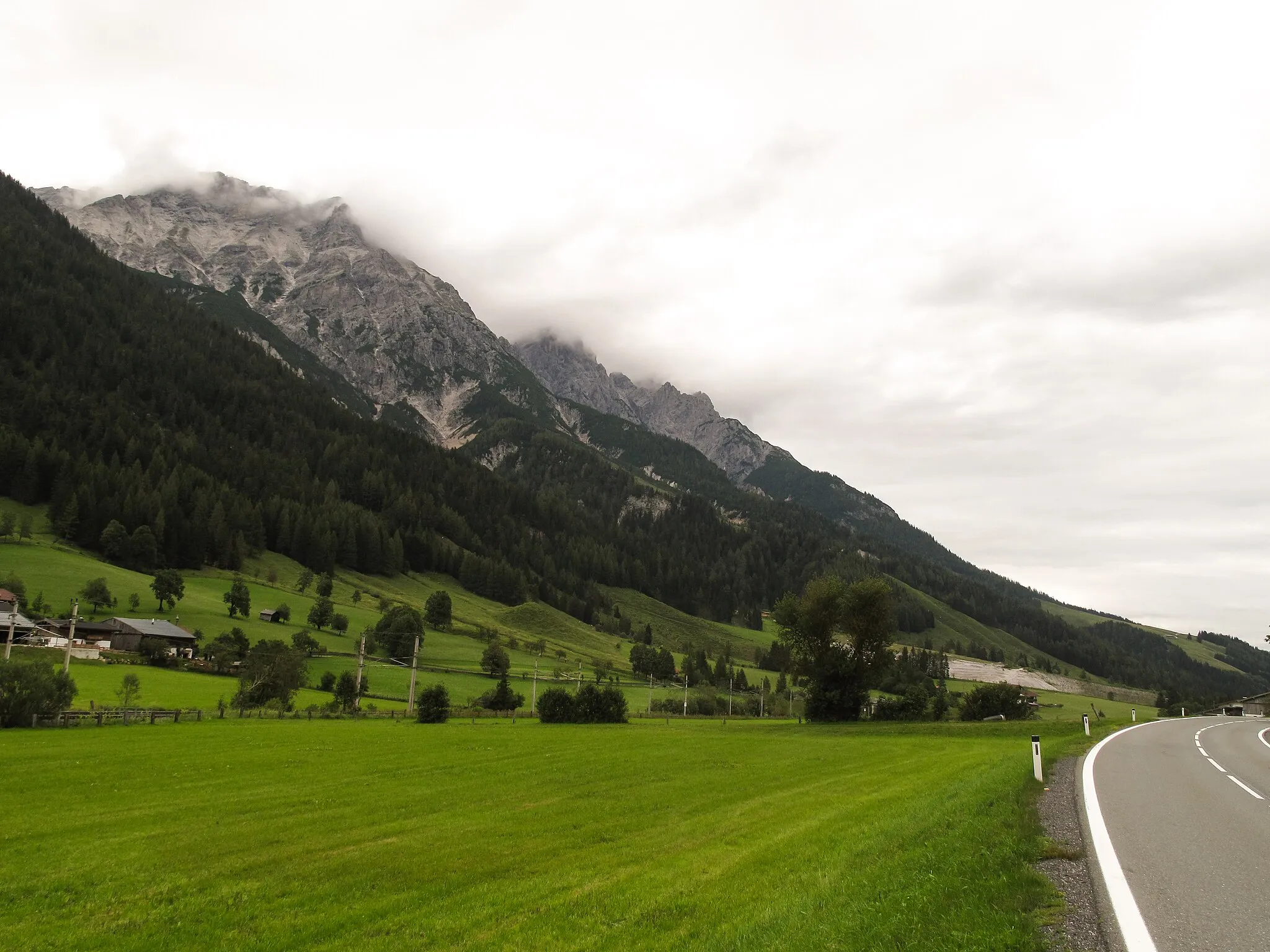 Photo showing: between Griessenpass and Leogang, road panorama