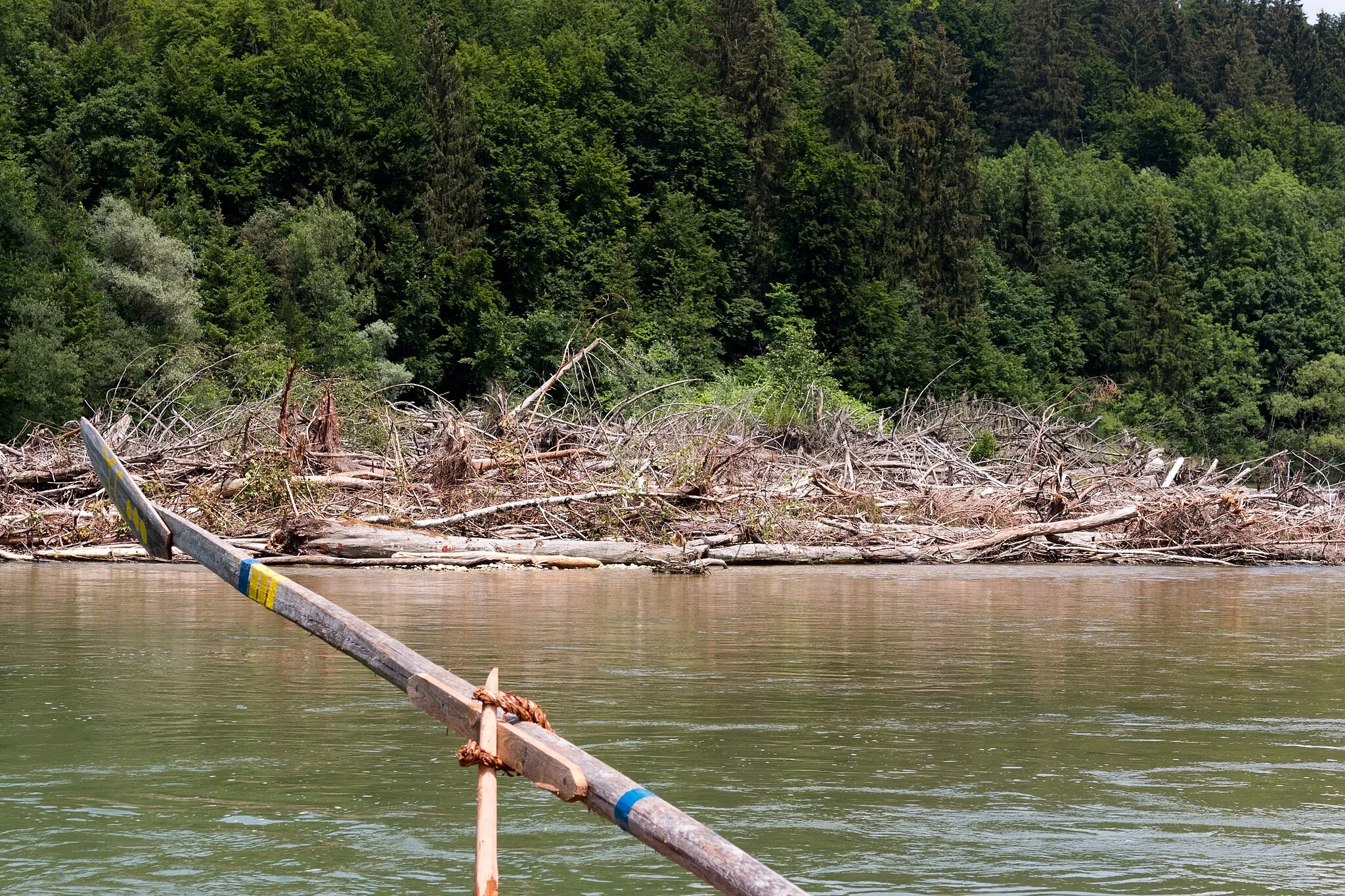 Photo showing: Detail of a (timber) raft on the river Isar. Bracket and steering oar.