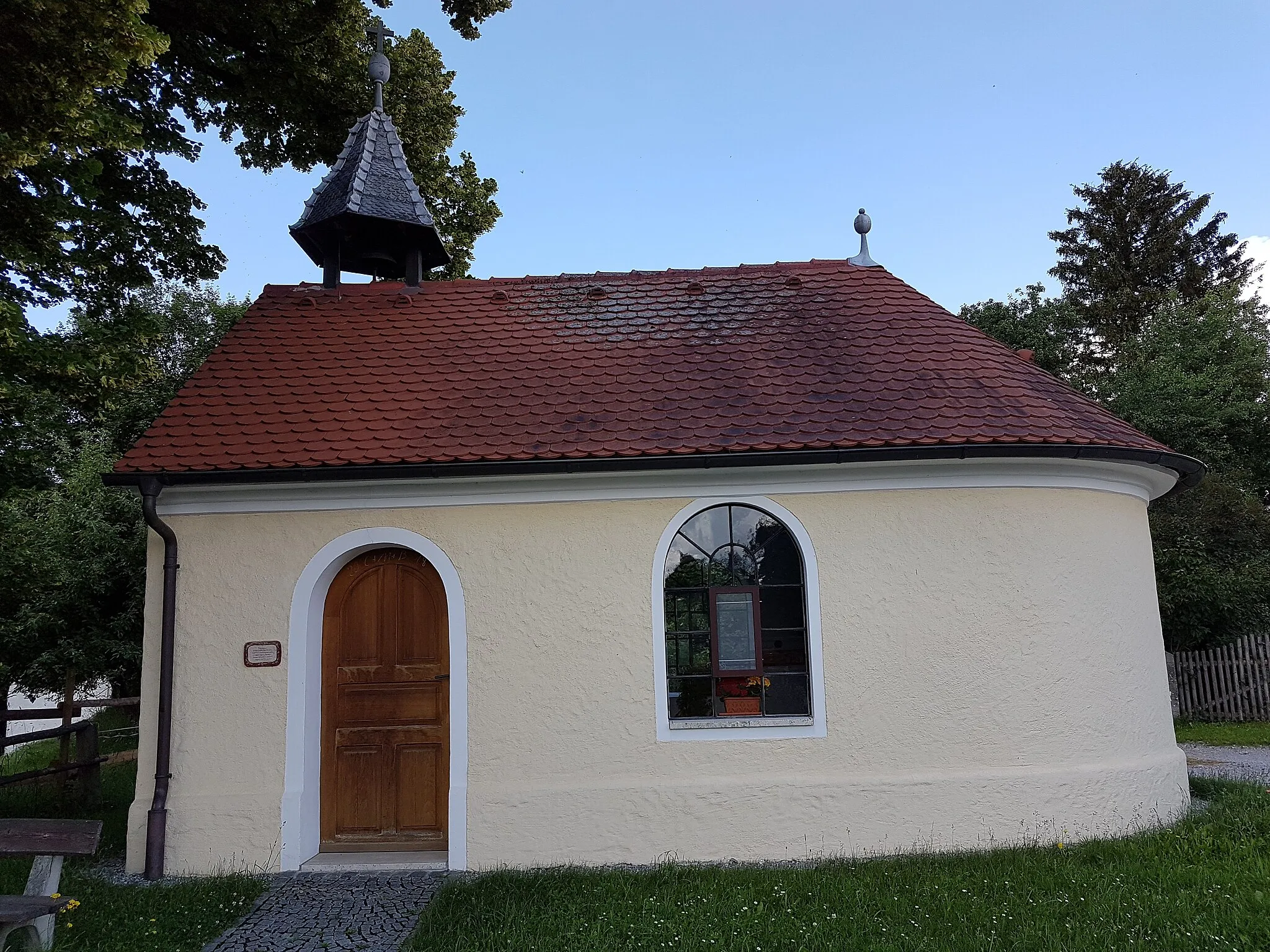 Photo showing: Pessenhausen (Rott i. Lkrs. Landsbg), Weilerkapelle Sankt Wendelin, einschiffiger Satteldachbau mit halbrunder Apsis und Dachreiter, 19./20. Jahrhundert;