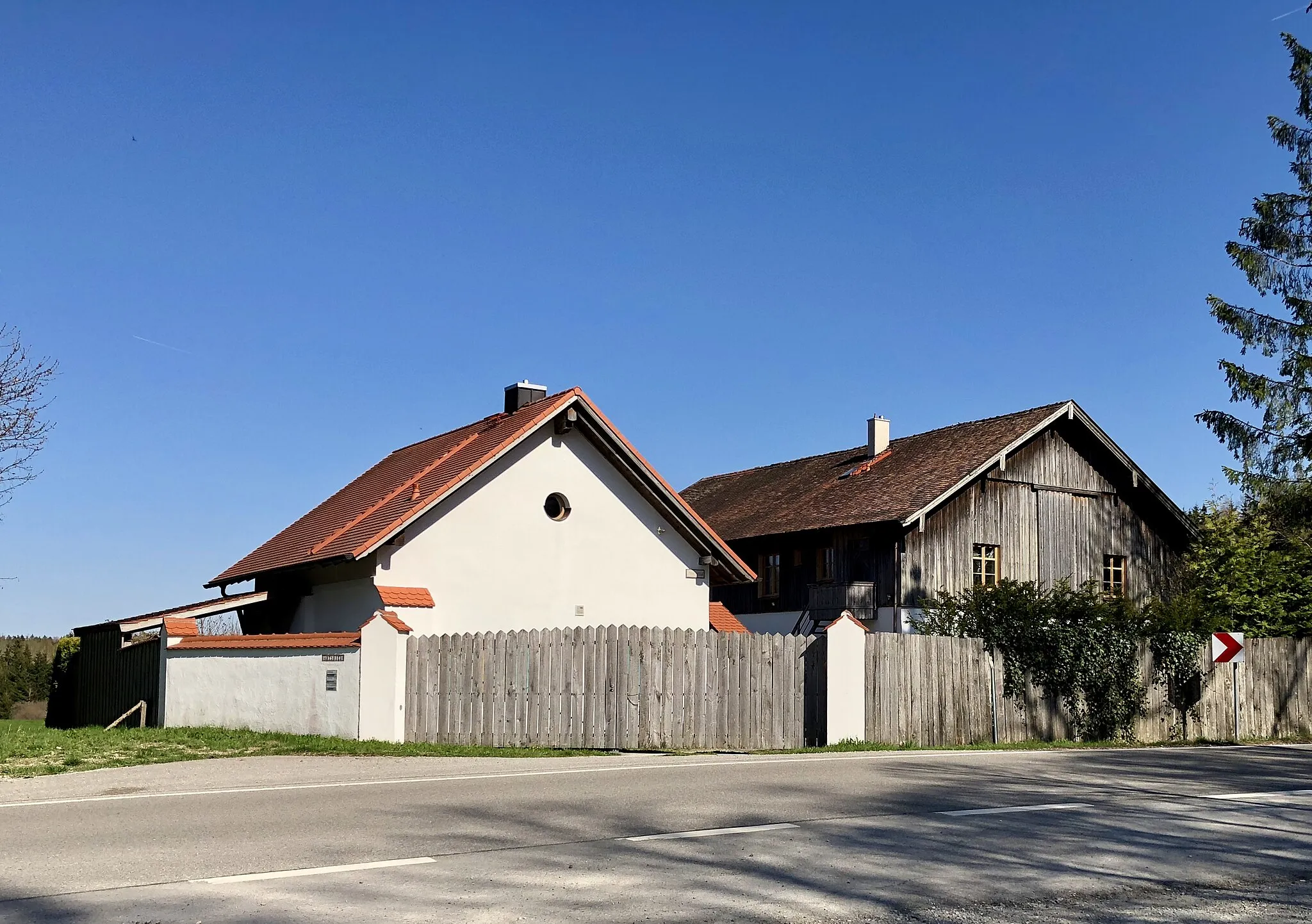 Photo showing: Deutschland, Bayern, Landkreis Landsberg am Lech, Dießen am Ammersee, Abtsried; Blick von Osten über St2055; Relikte des ehemaligen Sommerschlosses, jetzt Wohnhaus, eingeschossiger massiver Satteldachbau;
Relikte des ehemaligen südlichen Ökonomietrakts, dann Forsthaus, langgestreckter Satteldachbau; beide im Kern von Johann Schmuzer, 1675/76, Umbau nach Plänen von Eichner, 1872/73