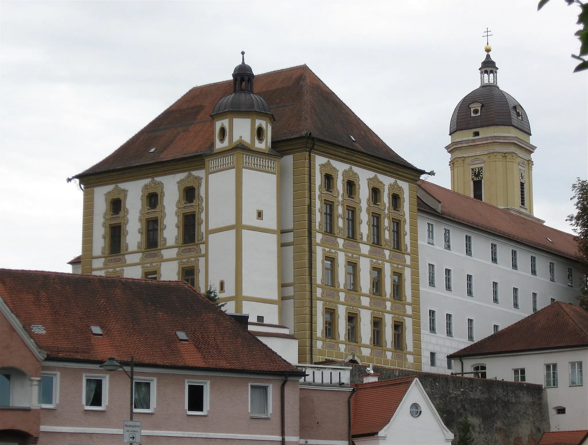 Photo showing: Amalienstraße A 8; ehemaliges Schulbau, sog. Amalienschule, viergeschossiger Bau mit Mezzanin und hohem Walmdach, aufgemalte Architekturgliederung (erneuert), errichtet von Hans Knör, 1712/15. D-1-85-149-3