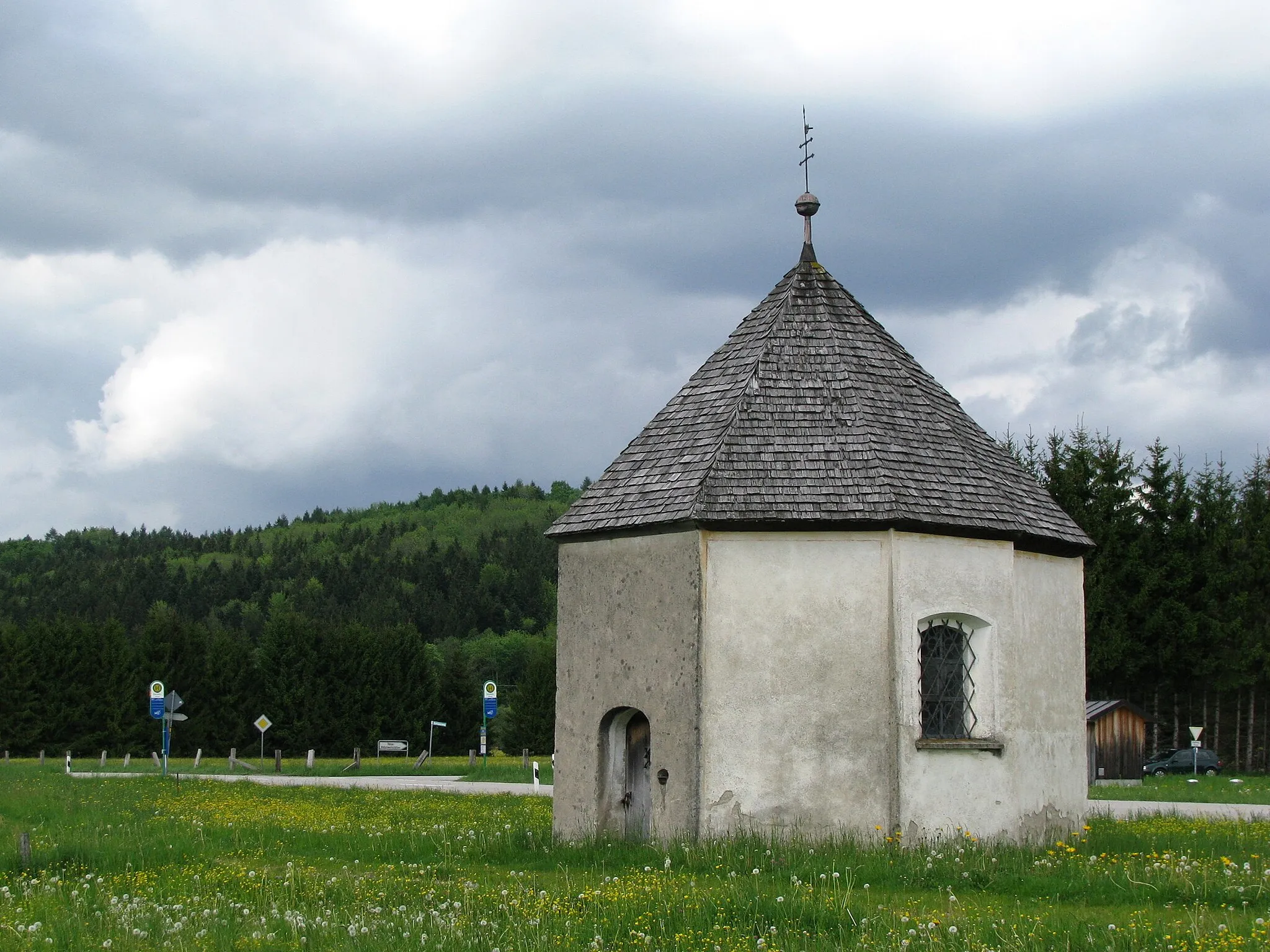 Photo showing: Bairawies, Gemeinde Dietramszell; kath. Kapelle, origineller Zentralbau, 2. Viertel 18. Jh.; westlich an der Straßenkreuzung.