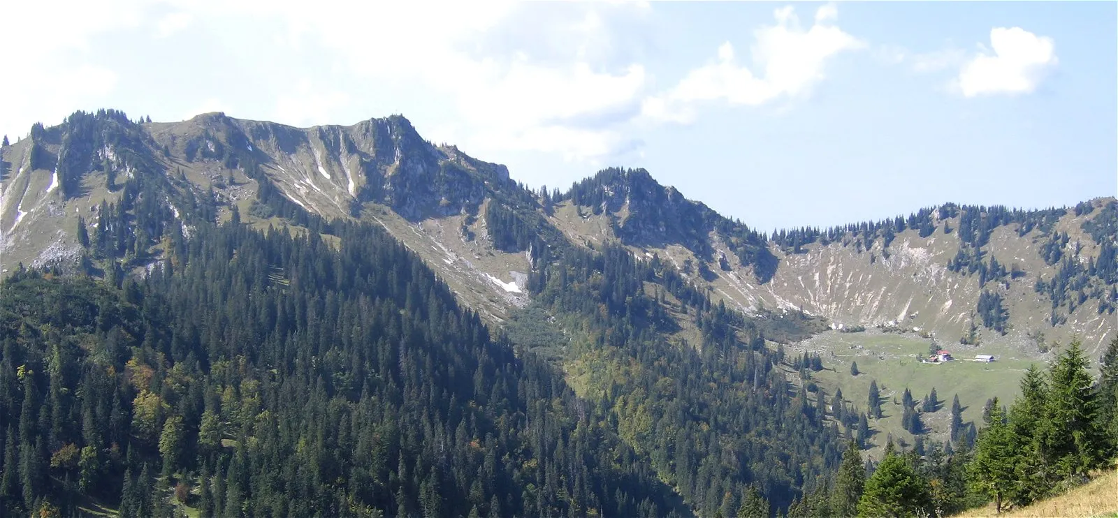 Photo showing: Bodenschneid, rechts das Bodenschneidhaus
