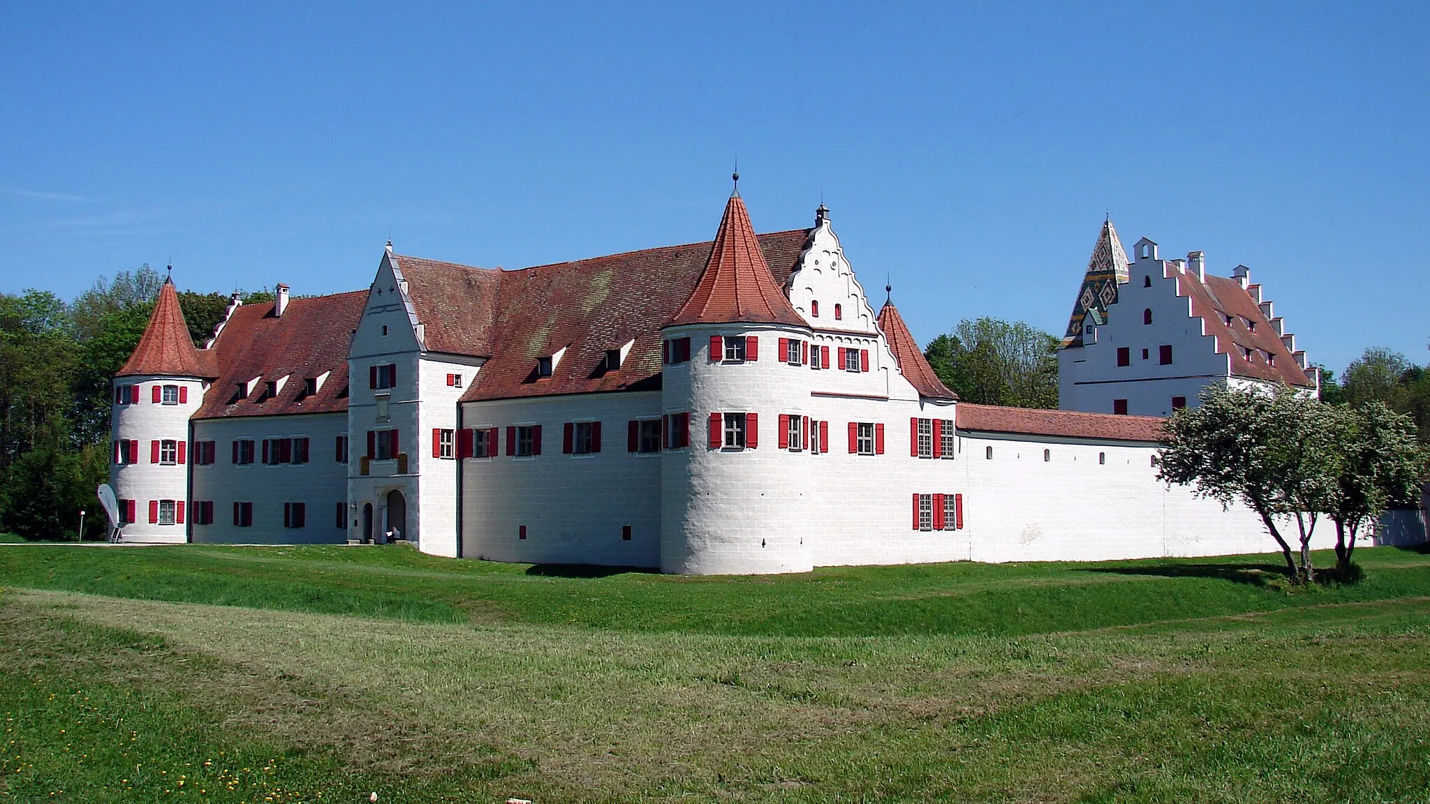 Photo showing: Das Jagdschloss Grünau liegt etwa sieben Kilometer östlich von Neuburg an der Donau.