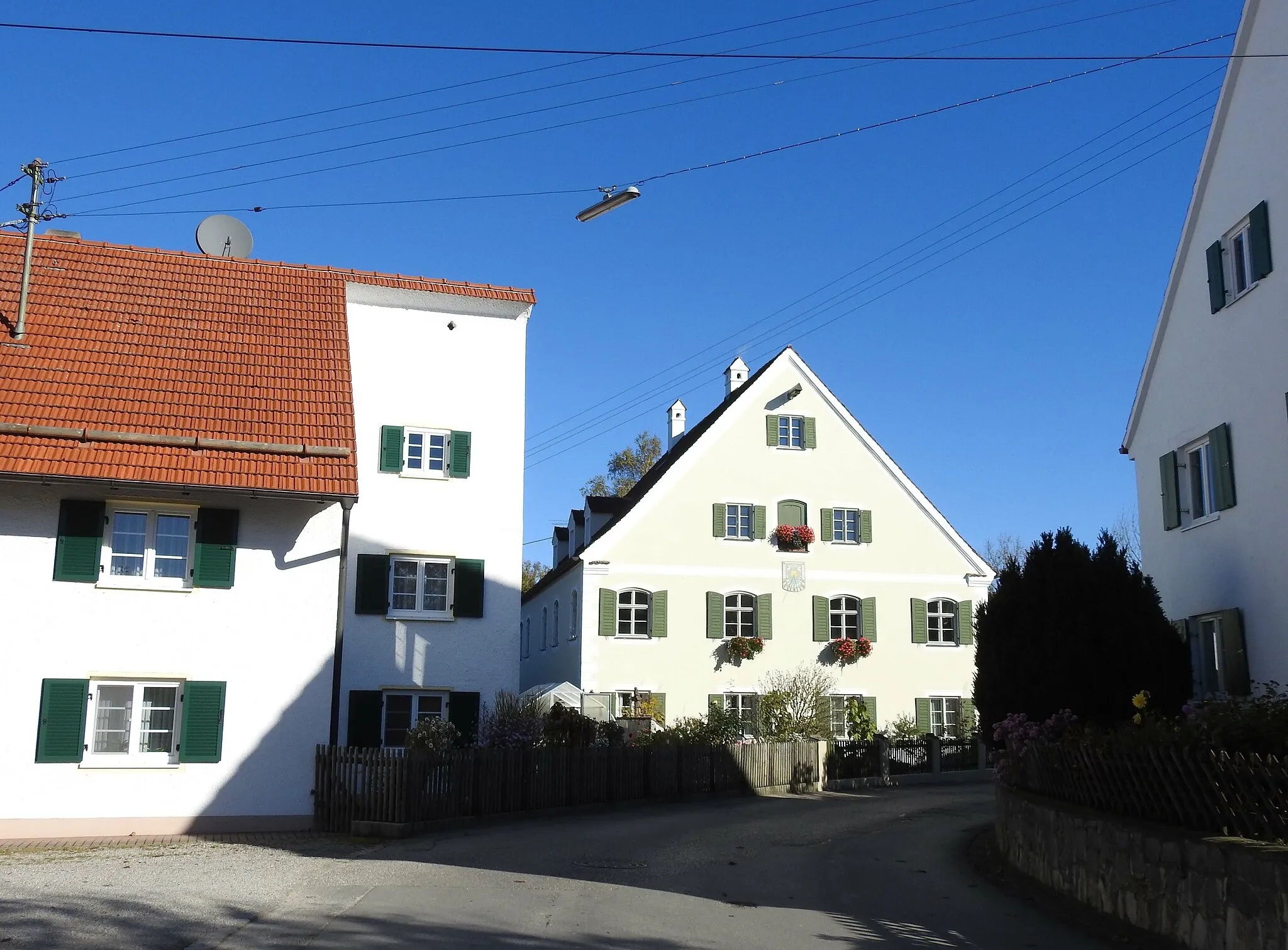 Photo showing: Kirchstr. 11 und 13 in Geretshausen, Weil